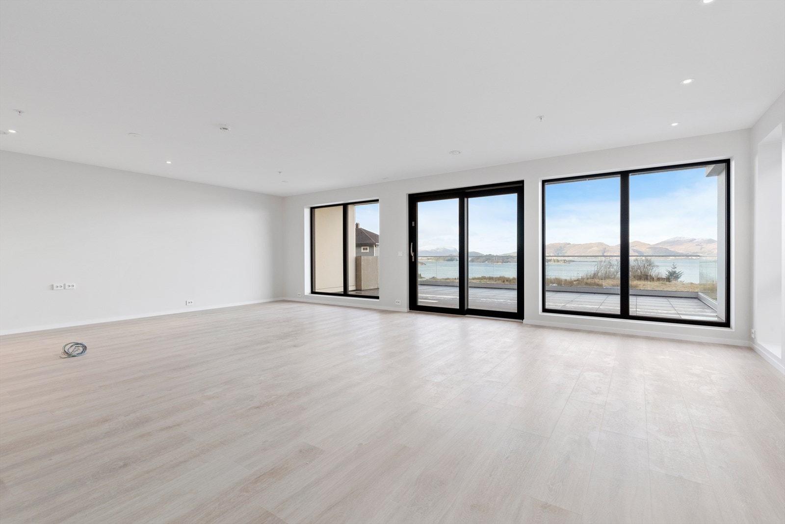 Romslig stue/kjøkken med store vindusflater. Boligen er utstyrt med lyse, moderne overflater, spotter i tak og vannboren varme. Galleribilde