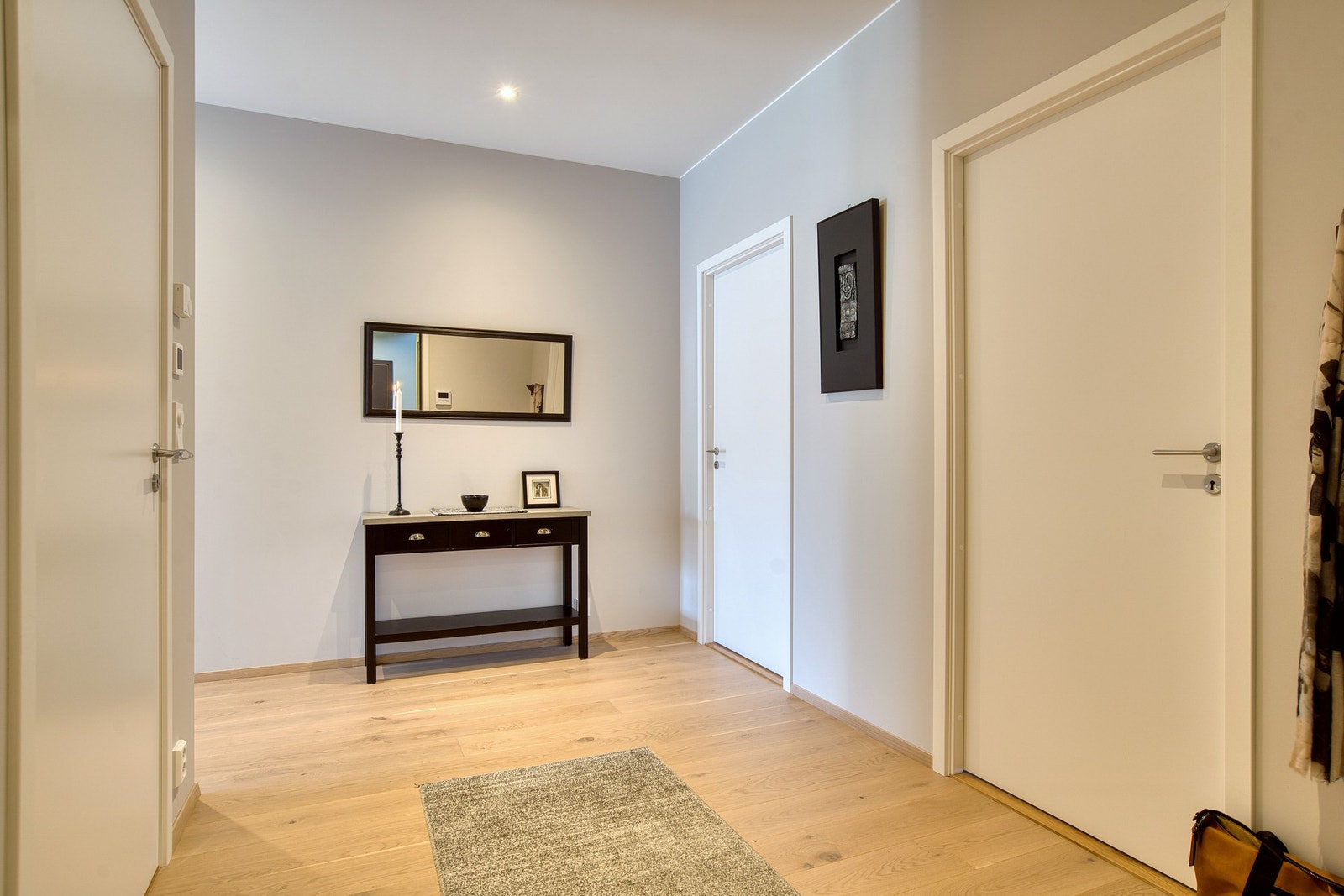 I entré/gang er det knaggeplass for yttertøyet Galleribilde