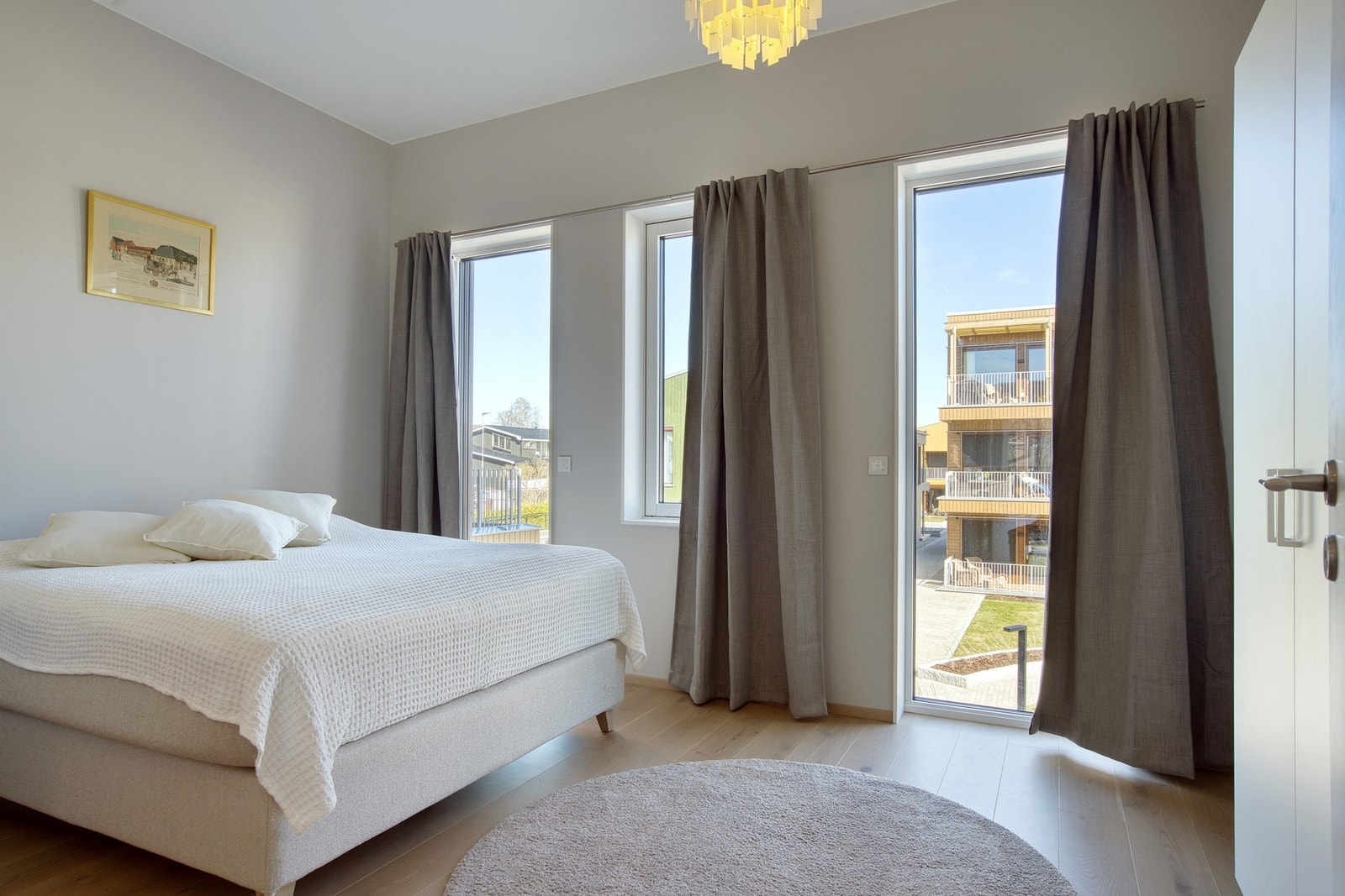 Stort hovedsoverom med garderobeløsning Galleribilde