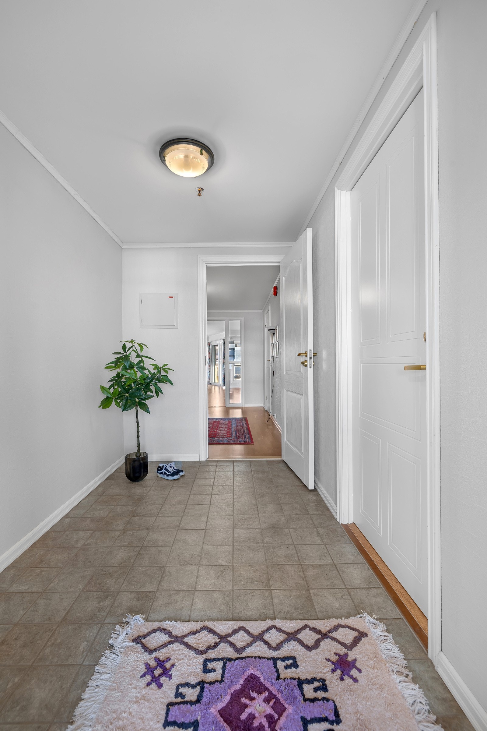 Velkommen inn! - Det første som møter deg er dette romslig inngangspartiet som leder deg til hybel/soverom med eget bad Galleribilde