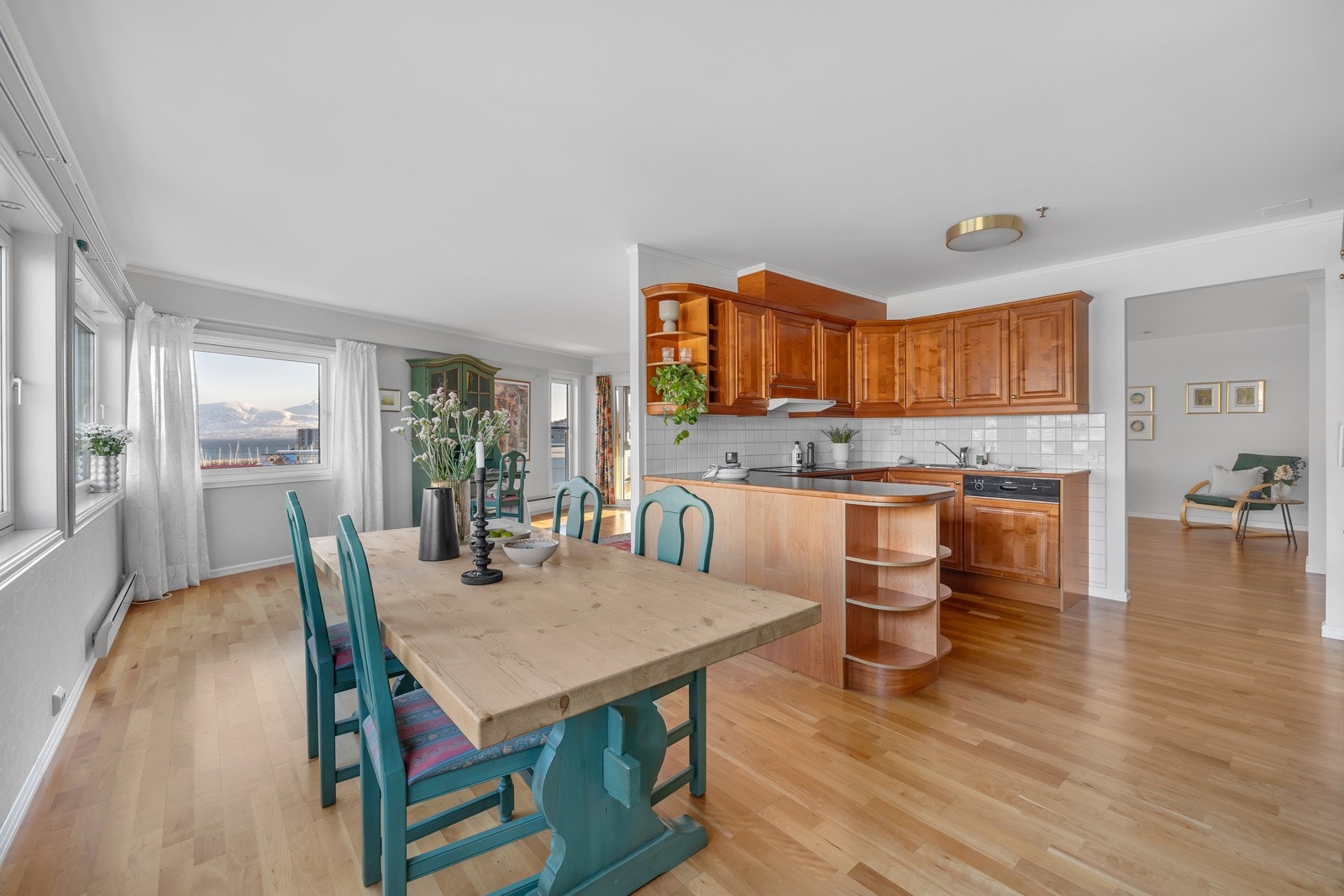 Kjøkkenet er skjult mot dagligstuen med i åpen løsnign mot spisestuen Galleribilde