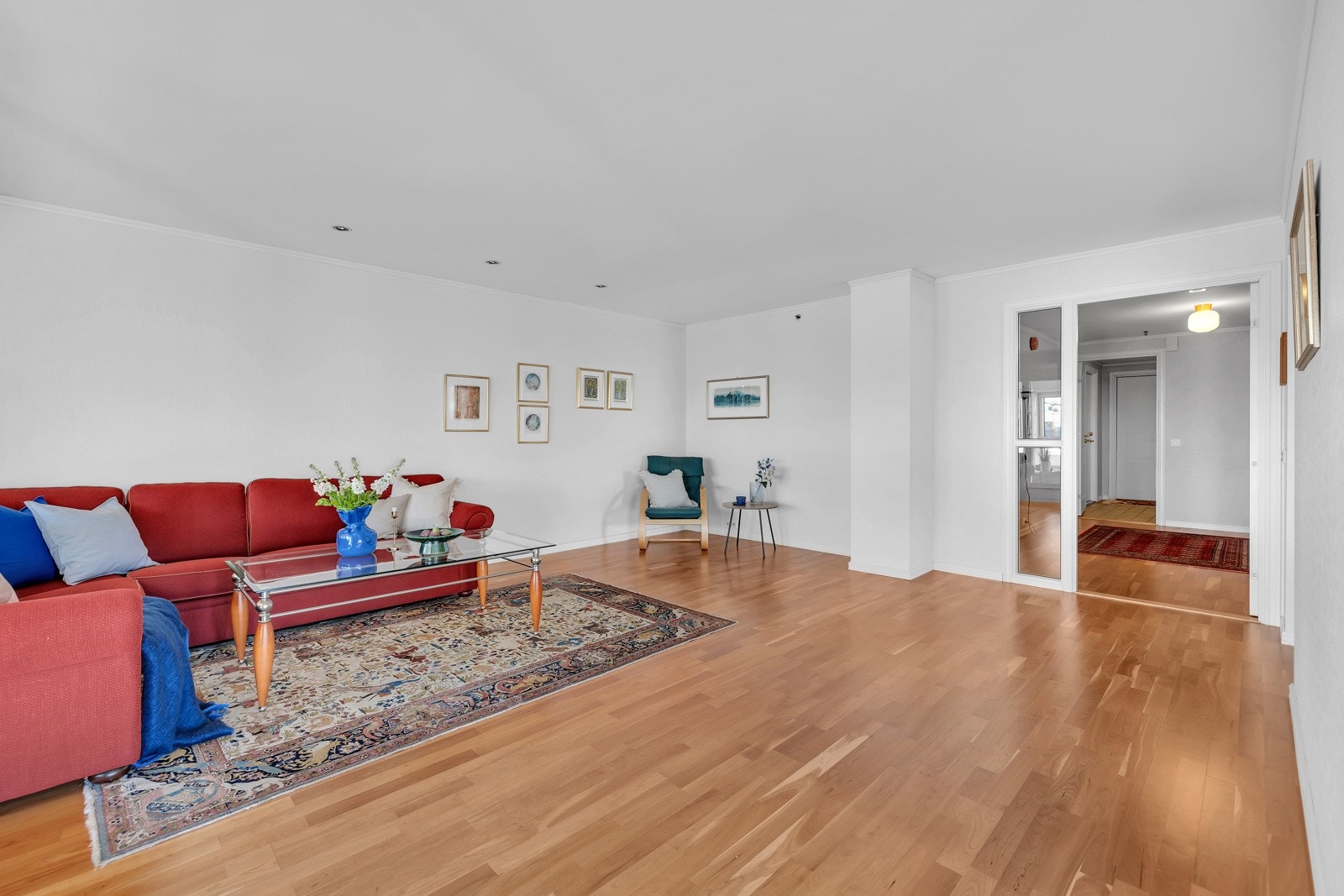 Stuen omkrasner kjøkkenet som er senter i rommet Galleribilde