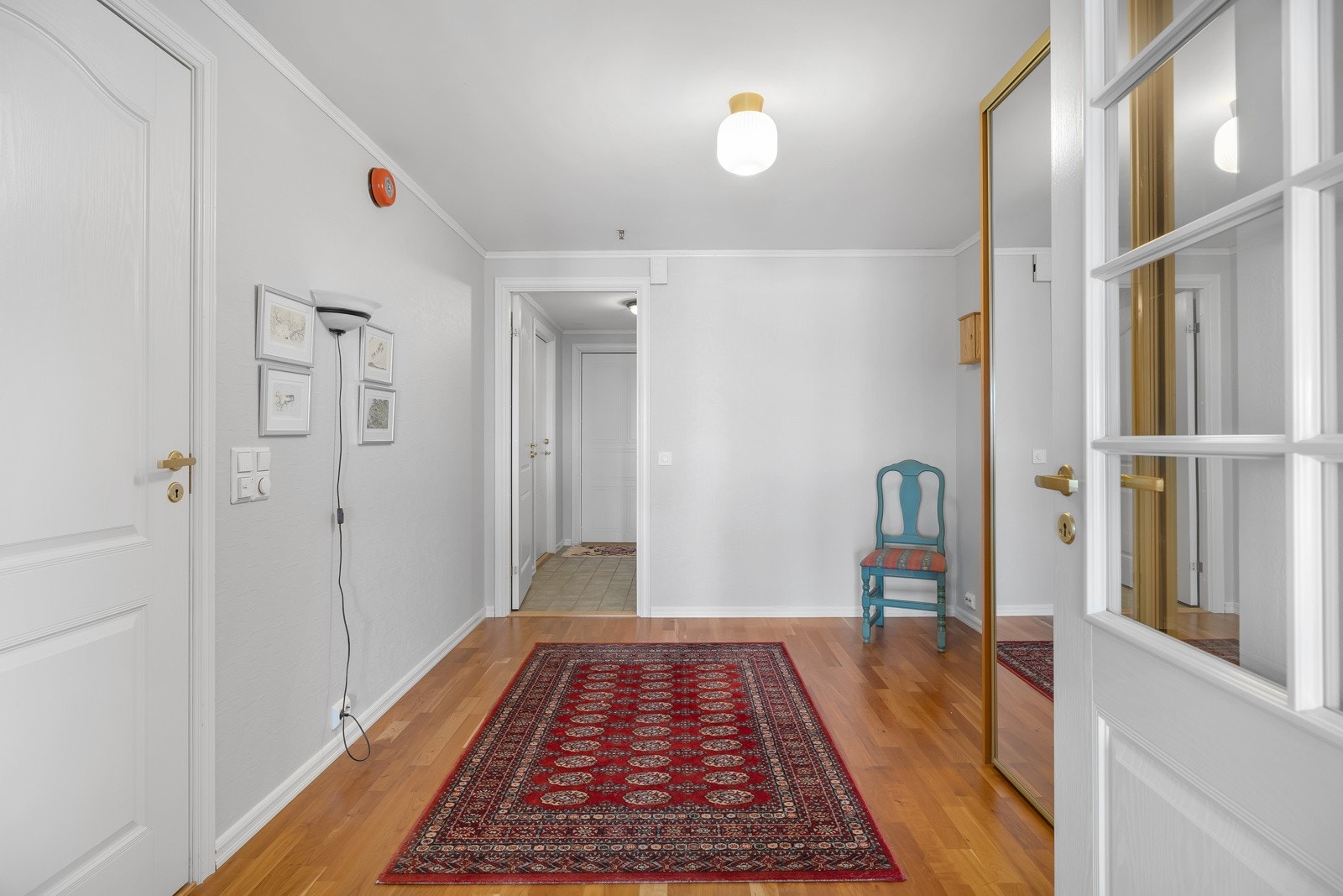 Fra entreen ledes du videre til en stor hall som fører deg til leilighetens hovedsoverom, bad og videre inn til stue og kjøkken Galleribilde