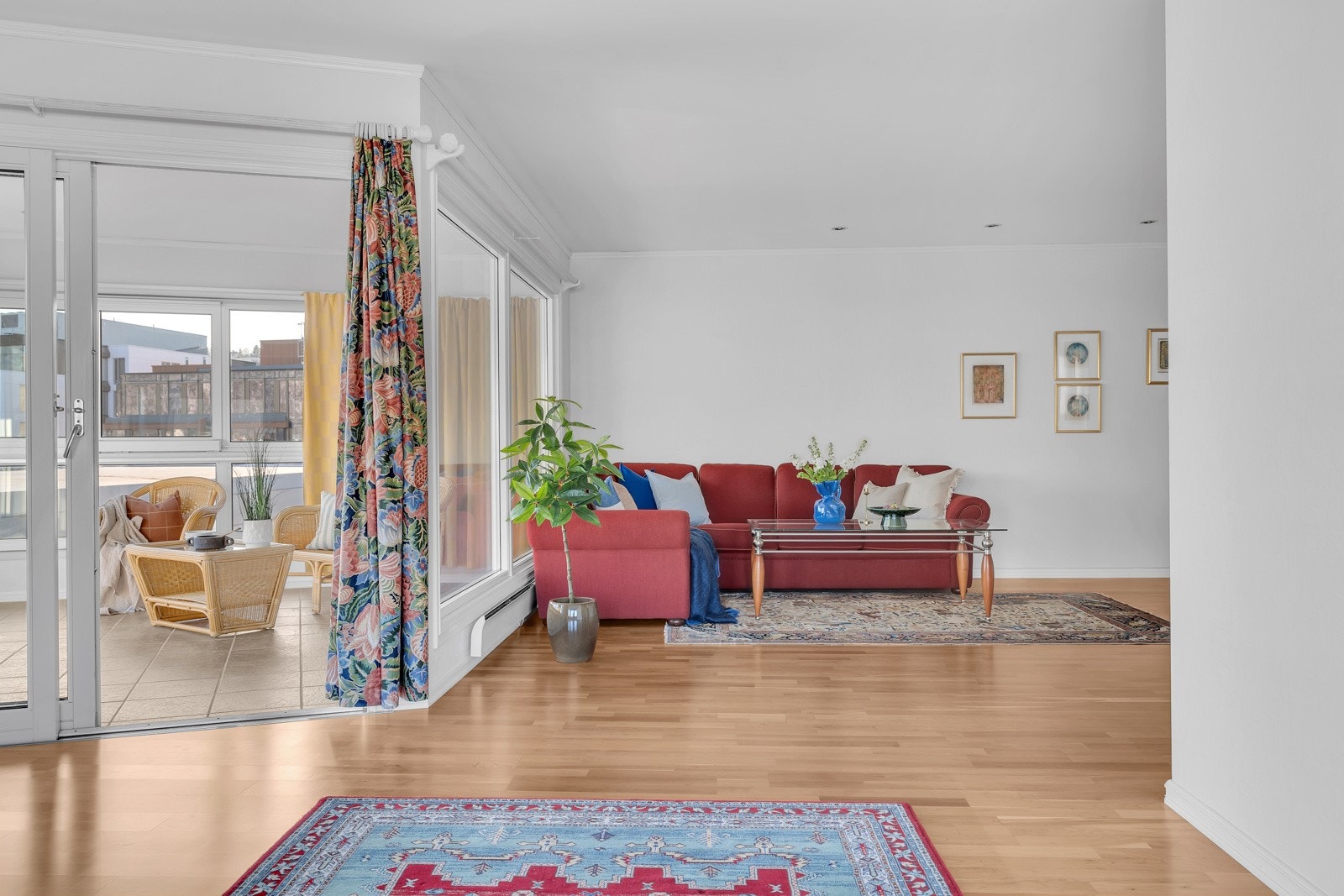 Fra dagligstuen får du ut tli en stor vinterhage Galleribilde