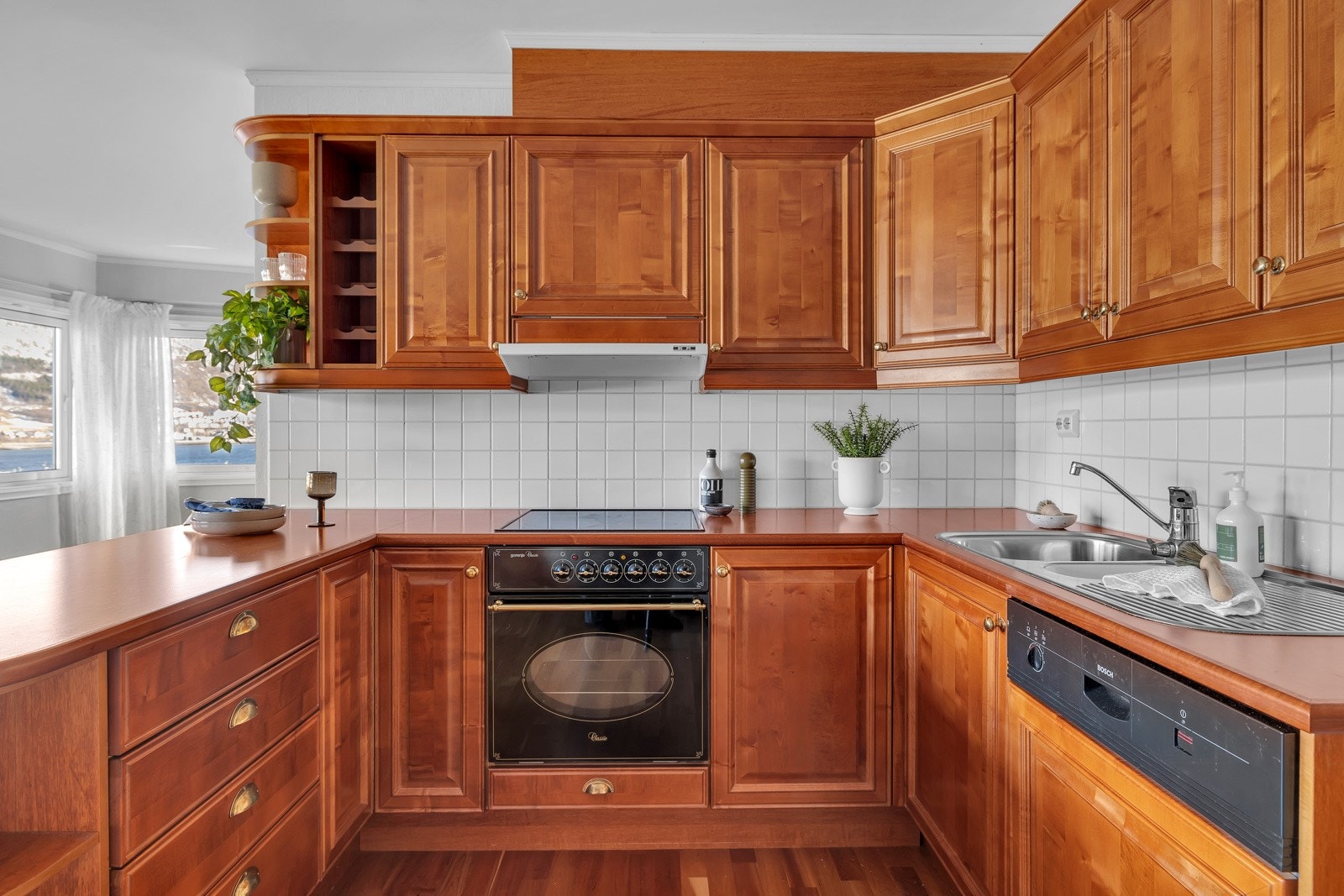 Hvitevarerne er integrerte og du finner rikelig med både skap- og benkeplass Galleribilde