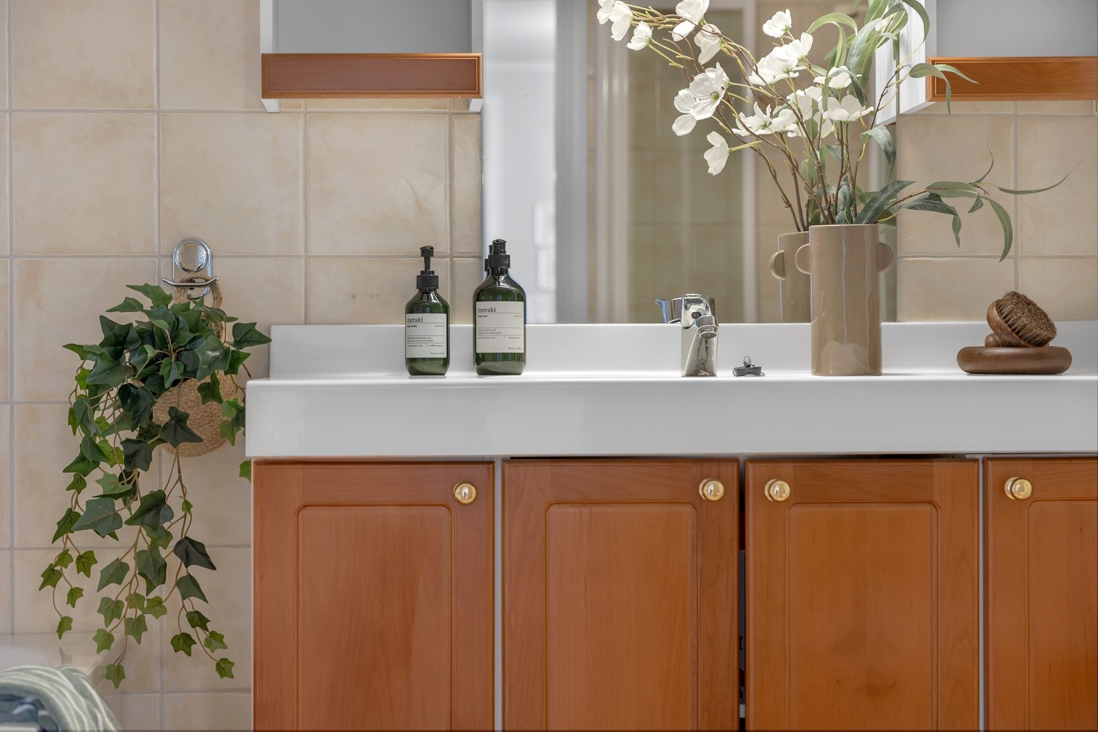 Innredning med heldekkende servant og god lagringsplass i skap Galleribilde