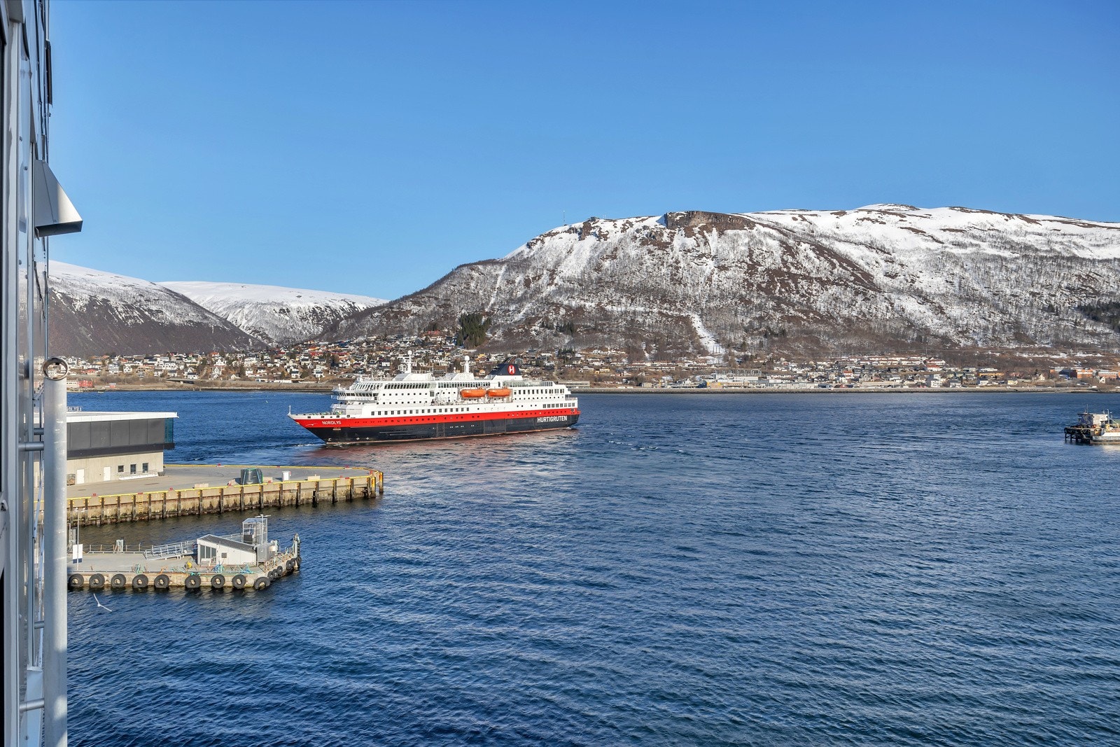 Fra både vinterhage og spisestue får du meg deg skiptrafikken på Prostneset og i sundet Galleribilde