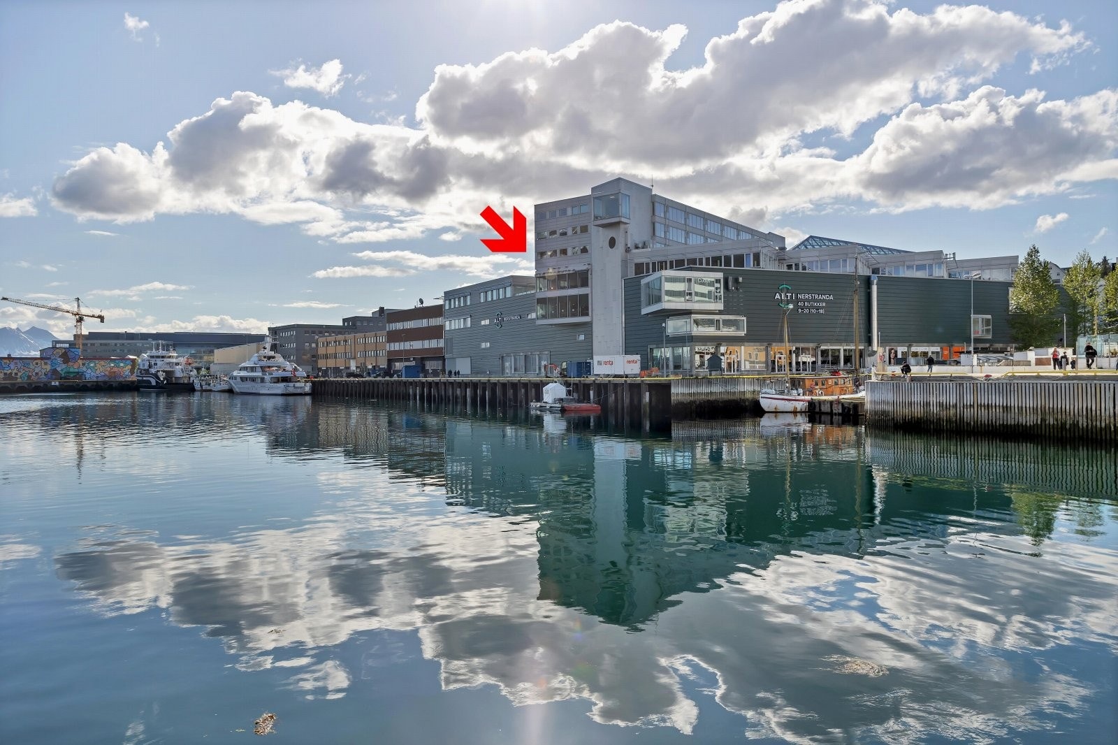 Nerstranda 17 er på hele 148m2, ligger i byggets 5. etasje og nyter fantastisk utsikt Galleribilde