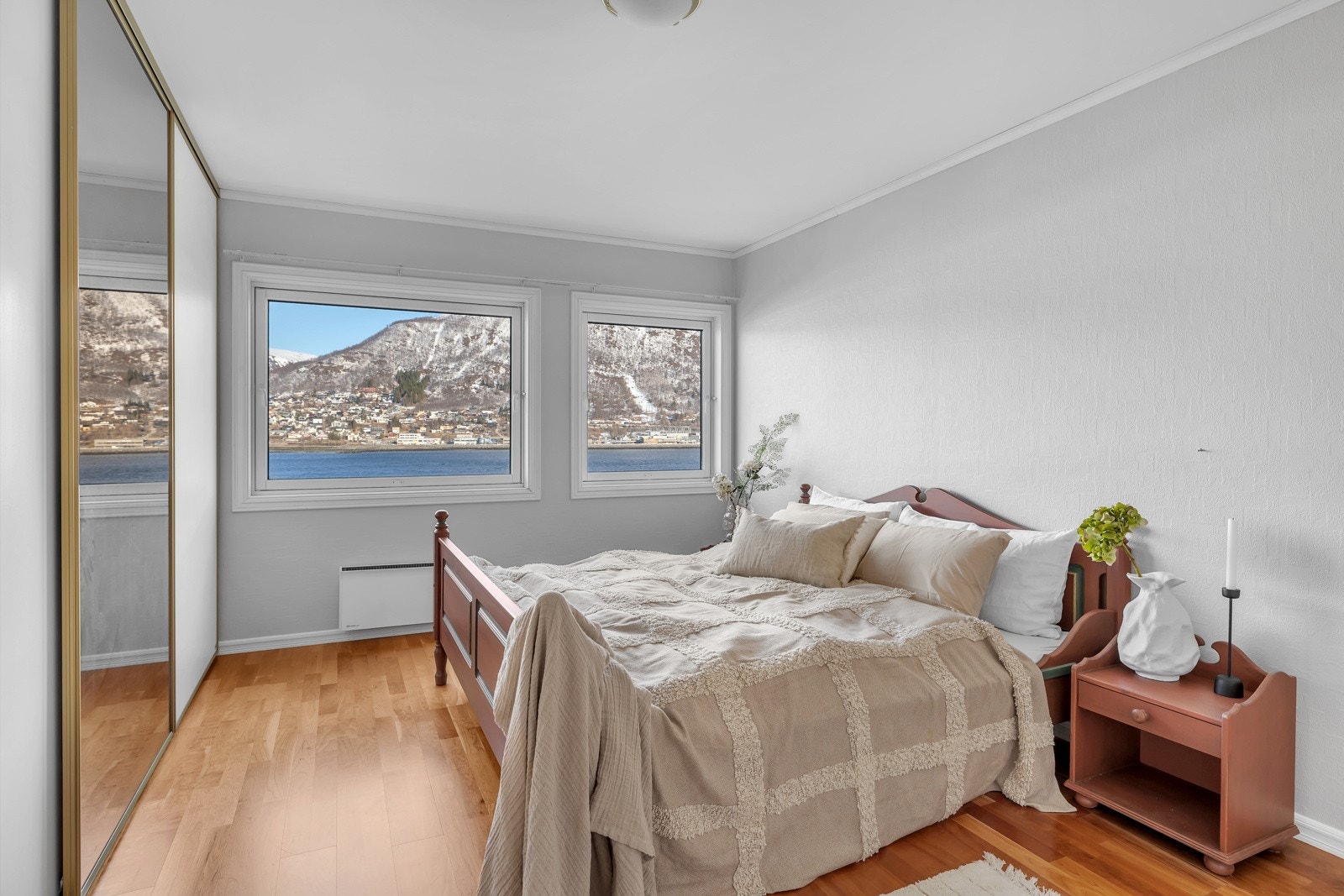 Leiligheten har 2 soverom. Bildet viser hovedsoverommet med adkomst fra hallen Galleribilde