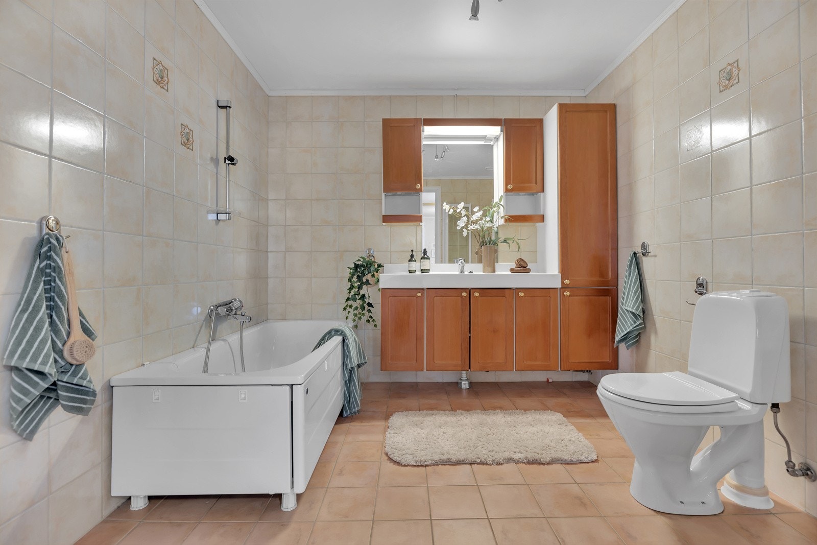 Badet er plassert på motsatt side av soverommet og er av fin størrelse Galleribilde