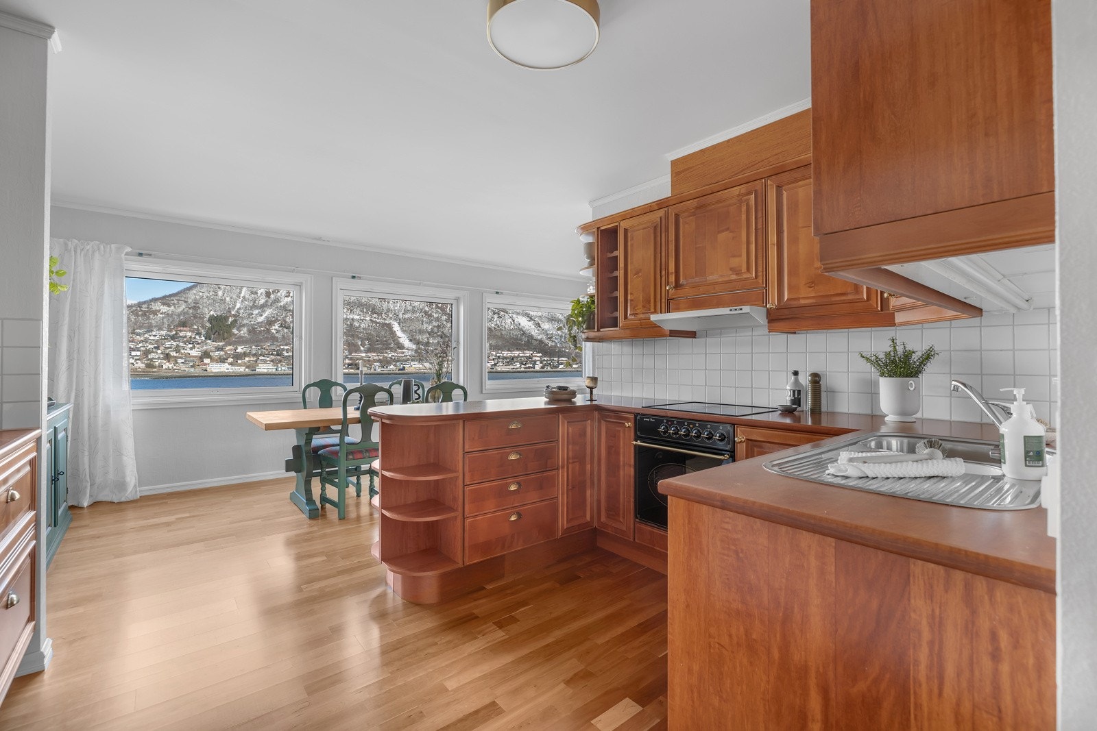 Innredningen er i pofilert heltre Galleribilde