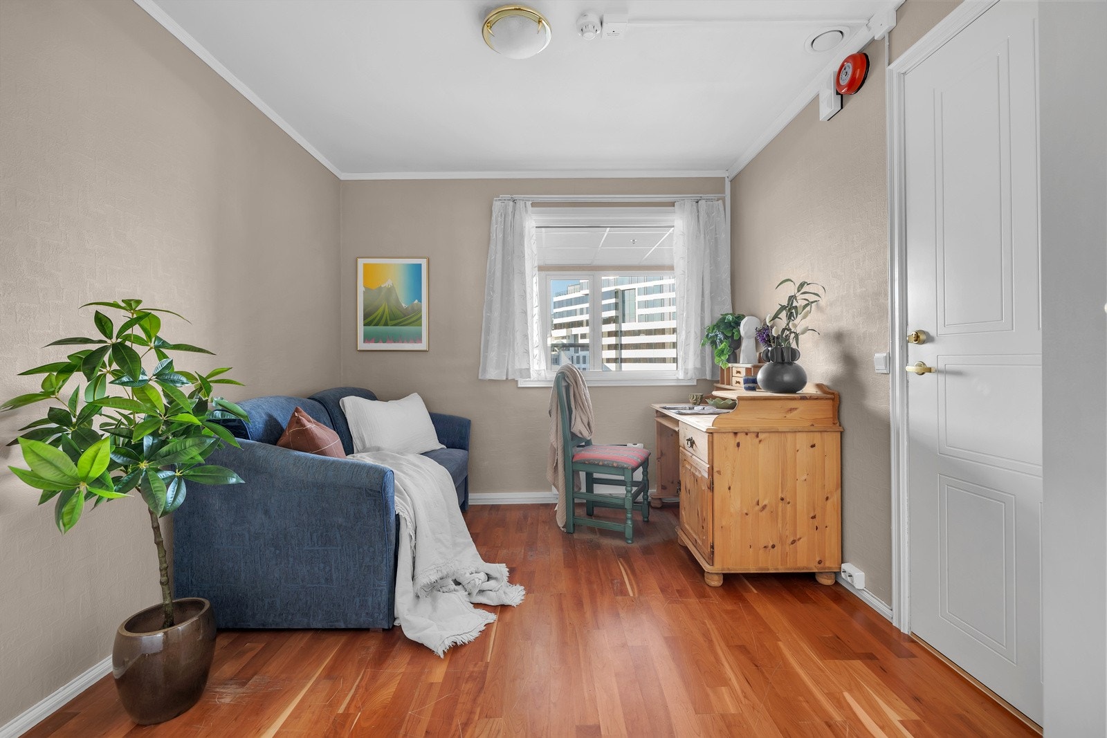 Fra entreen har du adkomst til denne praktiske hybelen som enten kan leies ut, eller som kan være perfekt til besøkende da den har tilhørende bad Galleribilde