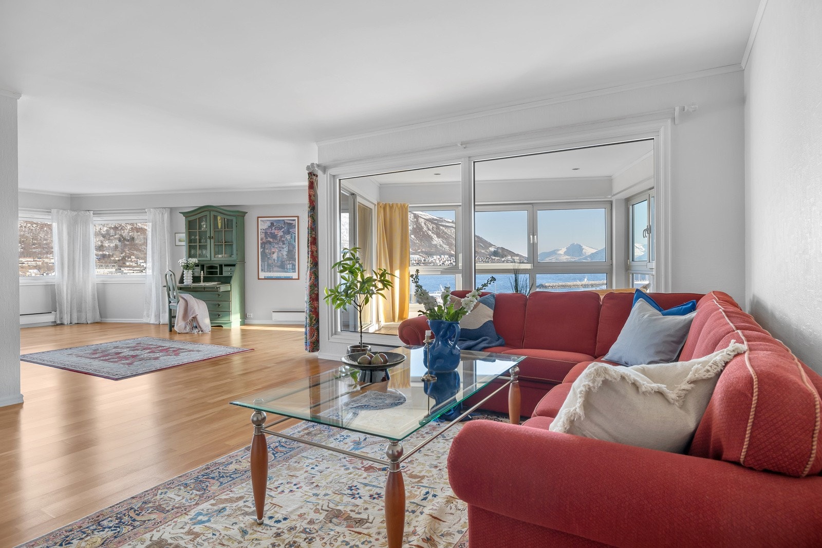 Leiligheten er orientert mot sør-øst som gir nydelig utsikt og fint naturlig lys Galleribilde