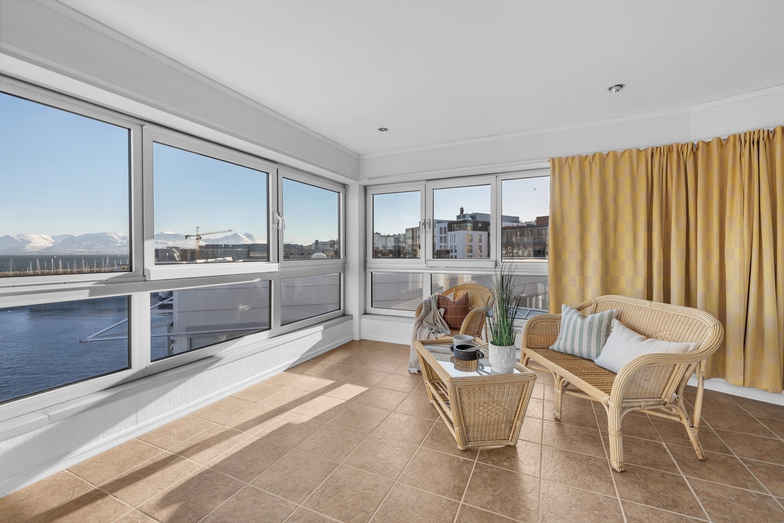 Vinterhagen kan nyttes som terrasse eller soverom. Vinduene kan skyves til siden slik at du får inn solen. Gulvet er flislagt med varme i gulv Galleribilde