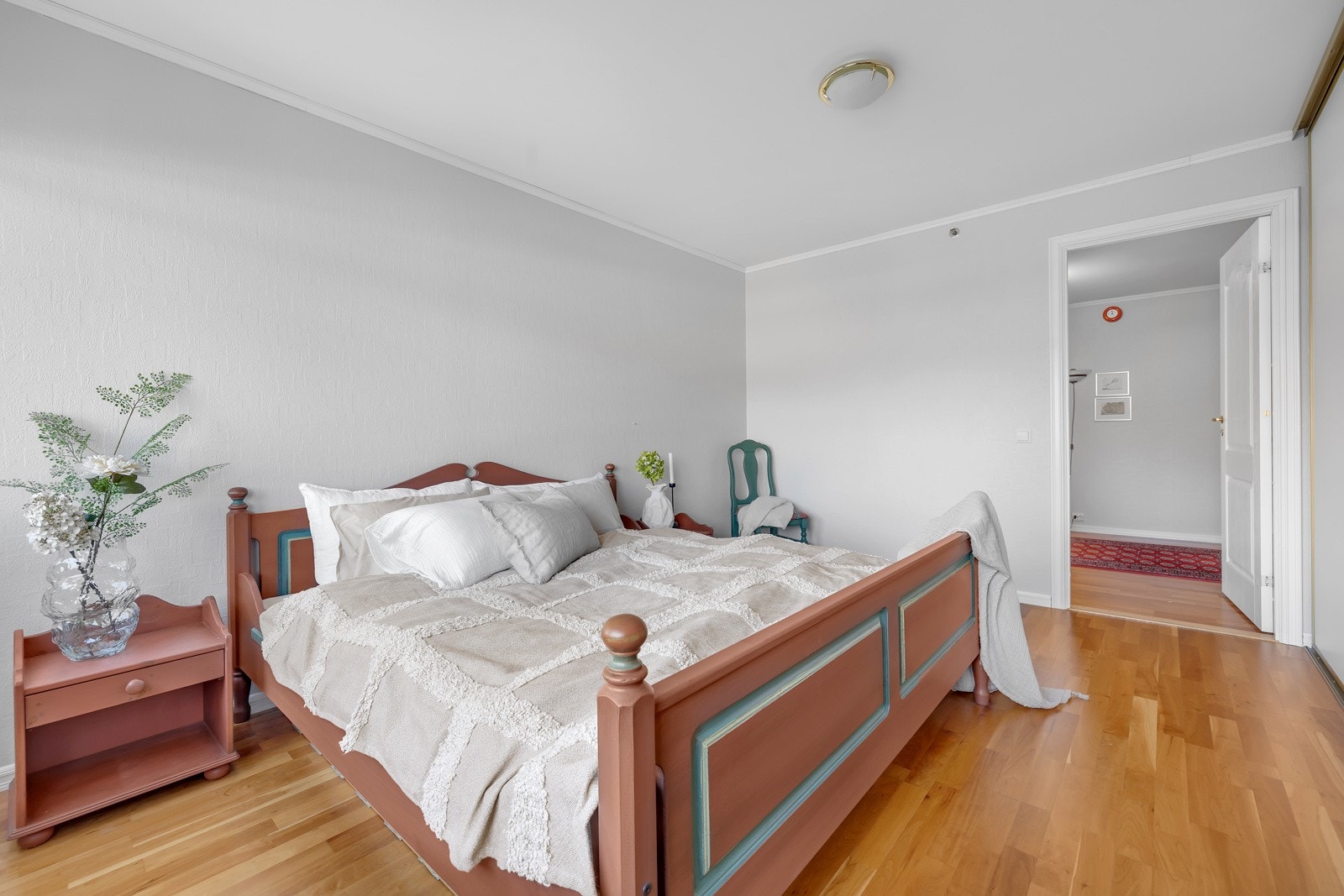 Stort rom med plass til både dobbeltseng og skyvedørsgarderobe Galleribilde