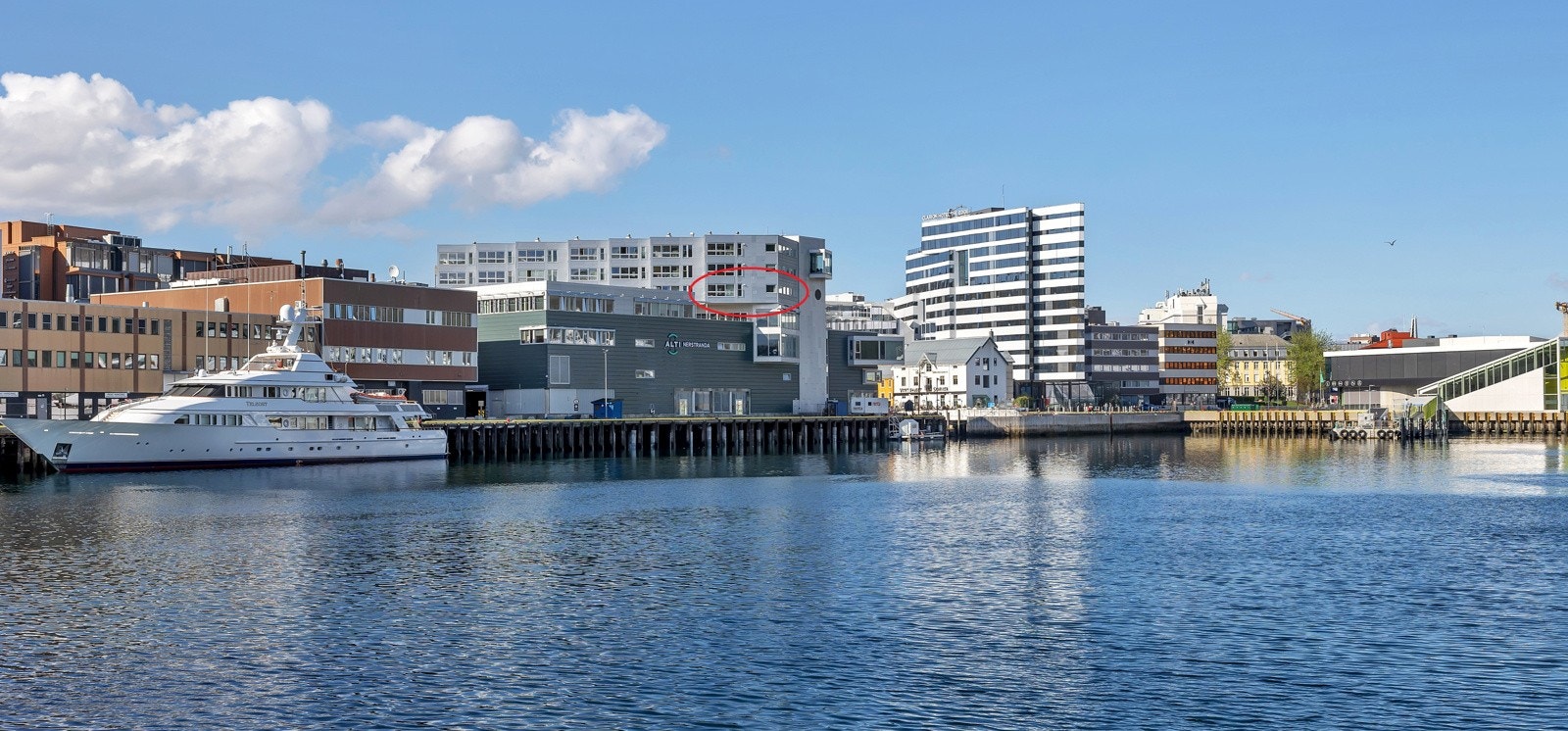 Nerstranda 17 er plassert i øverste del av Nerstranda Kjøpesenter på Strandtorget i sentrum av Tromsø Galleribilde