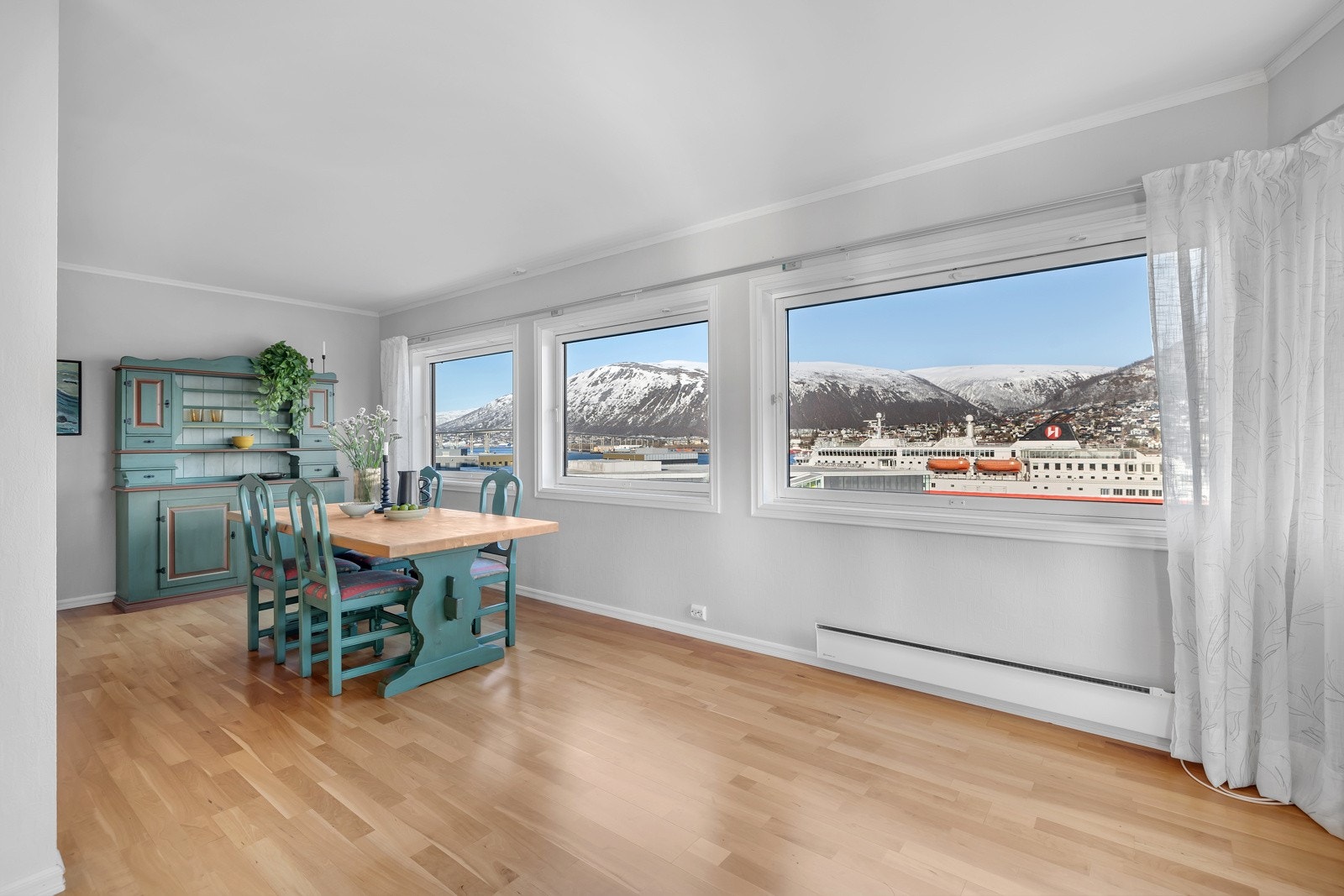 Spisestuen er mot øst i leiligheten Galleribilde