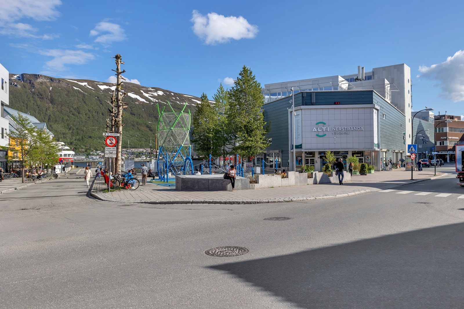 Nerstranda 17 ligger i midt på Strandtorget med alle sentrums fasiliteter rett utenfor hovedinngangen Galleribilde