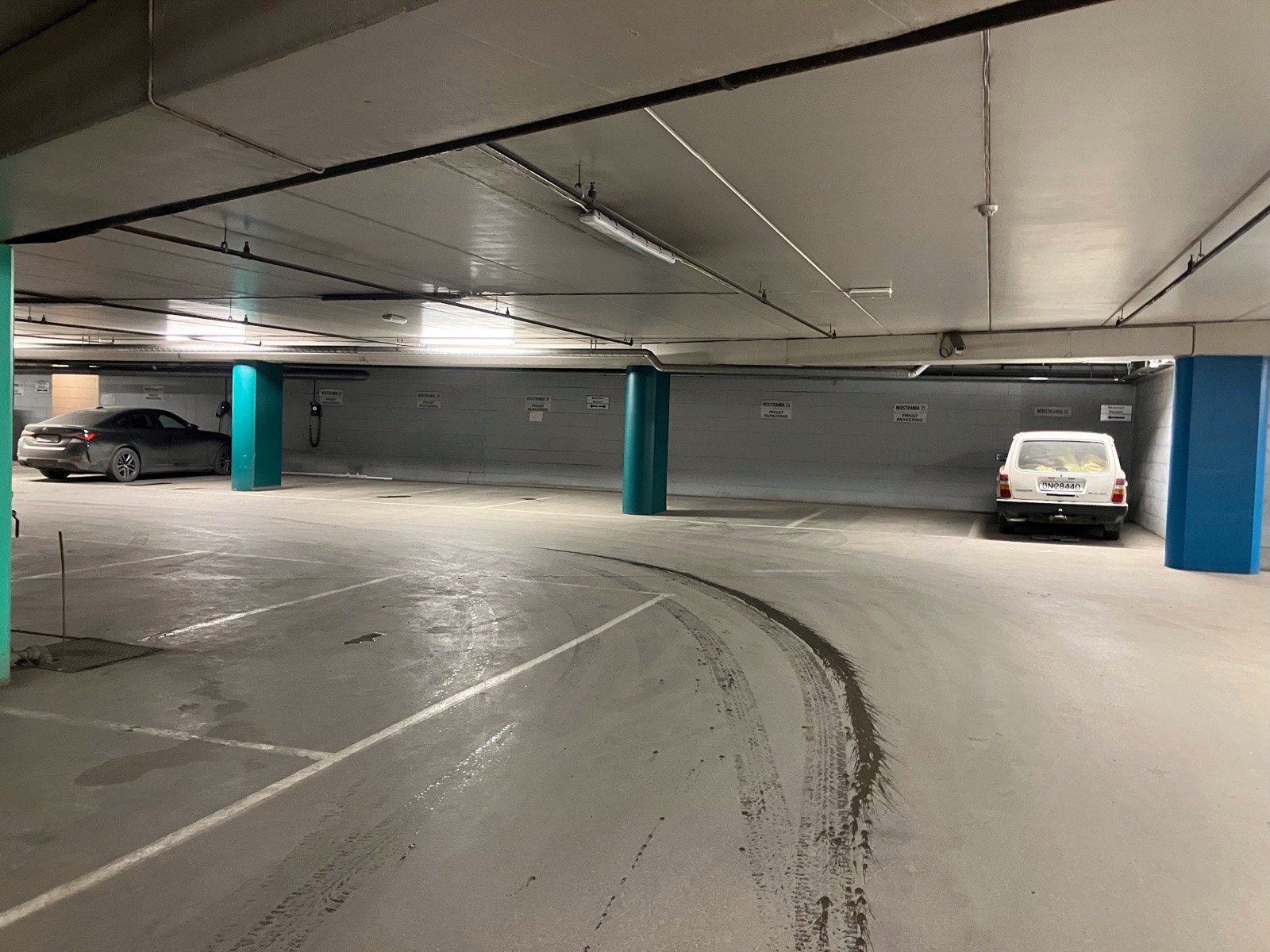 I byggets u. etasje er det fast parkeringsplass Galleribilde