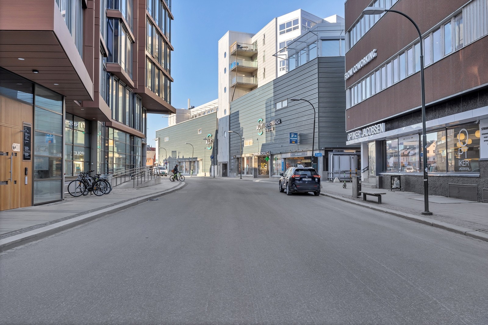 Når du tar heisen ned fra leiligheten finner du alt du trenger like utenfor hovedinngangen Galleribilde