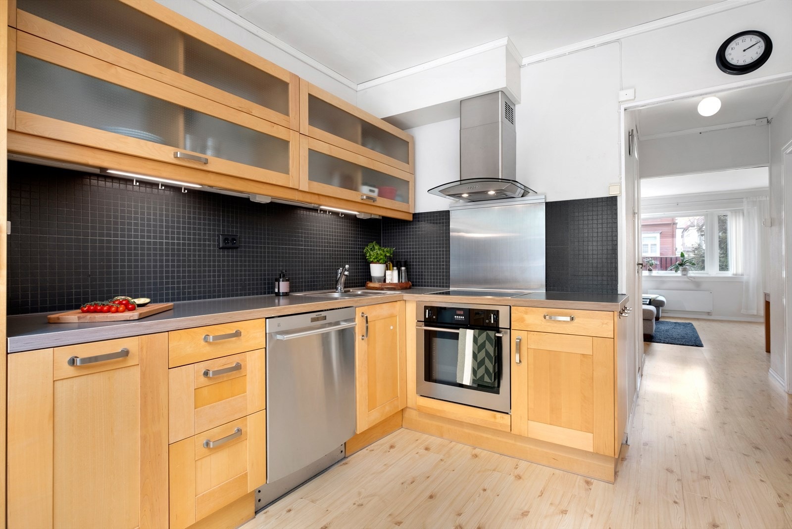 Her får du integrerte hvitevarer som platetopp, stekeovn og mekanisk avtrekk som medfølger leiligheten. Galleribilde