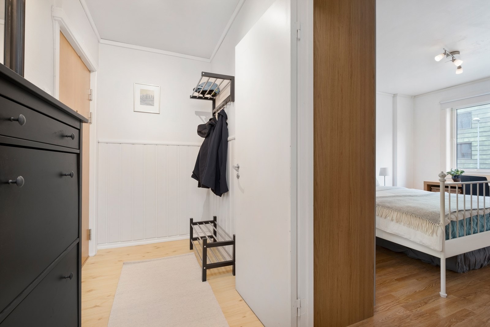 Entréen er på 4m² og ligger i tilknytning til gangen på 2,8m². Her får du gode oppbevaringsløsninger for sko og yttertøy. Galleribilde