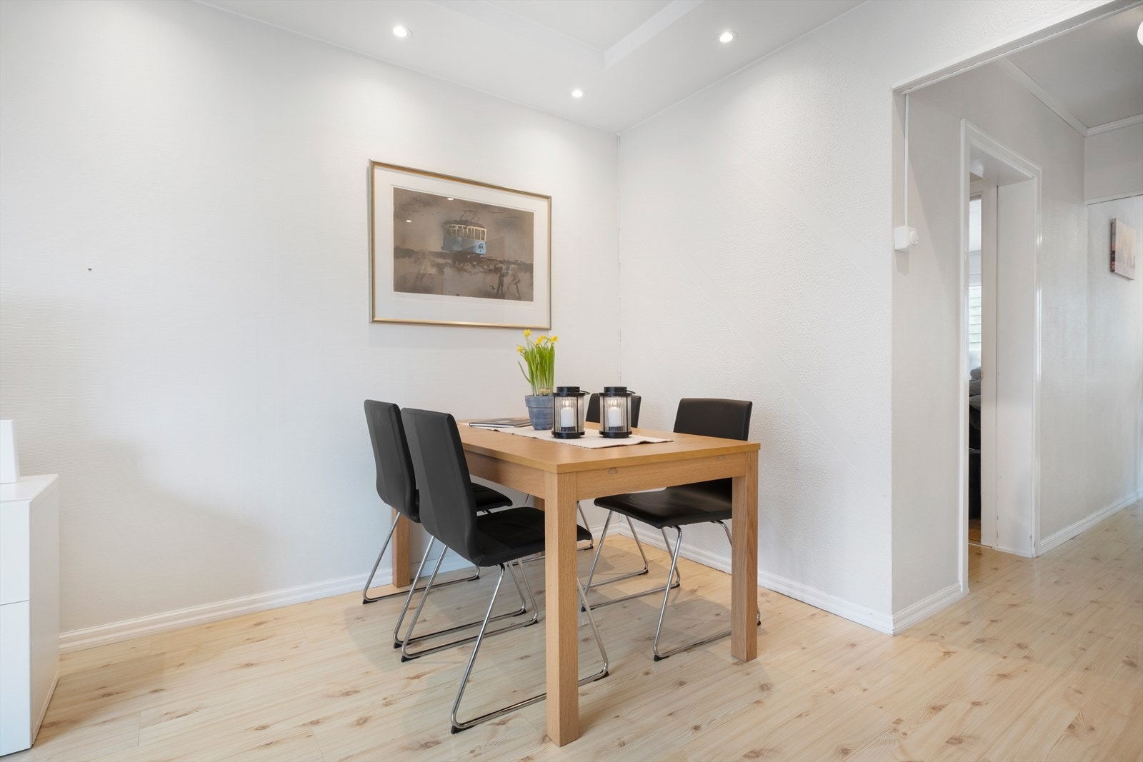 Borettslaget leier ut 20 parkeringsplasser. Ønske om parkeringsplass søkes til styret etter ansiennitet. Utover dette er det parkering i gate etter gjeldende bestemmelser. Galleribilde