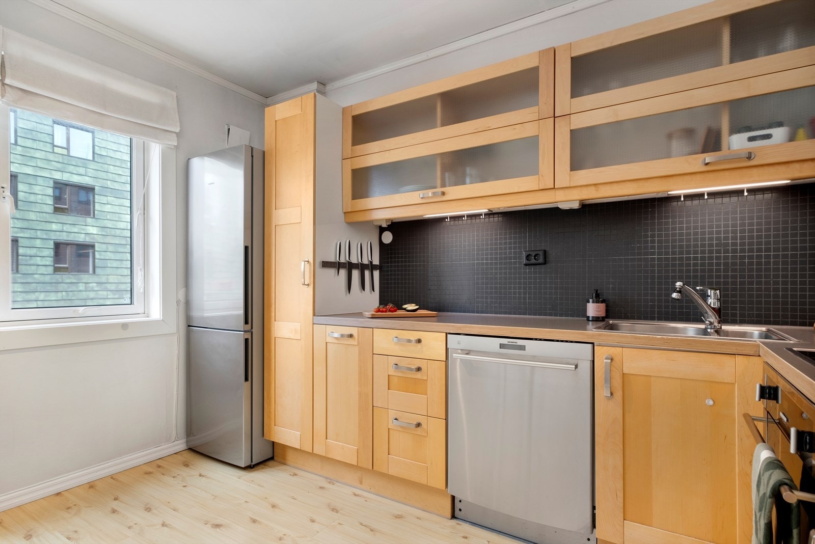 Kjøkkenet byr på rikelig med oppbevaringsplass i både over- og underskap. Galleribilde