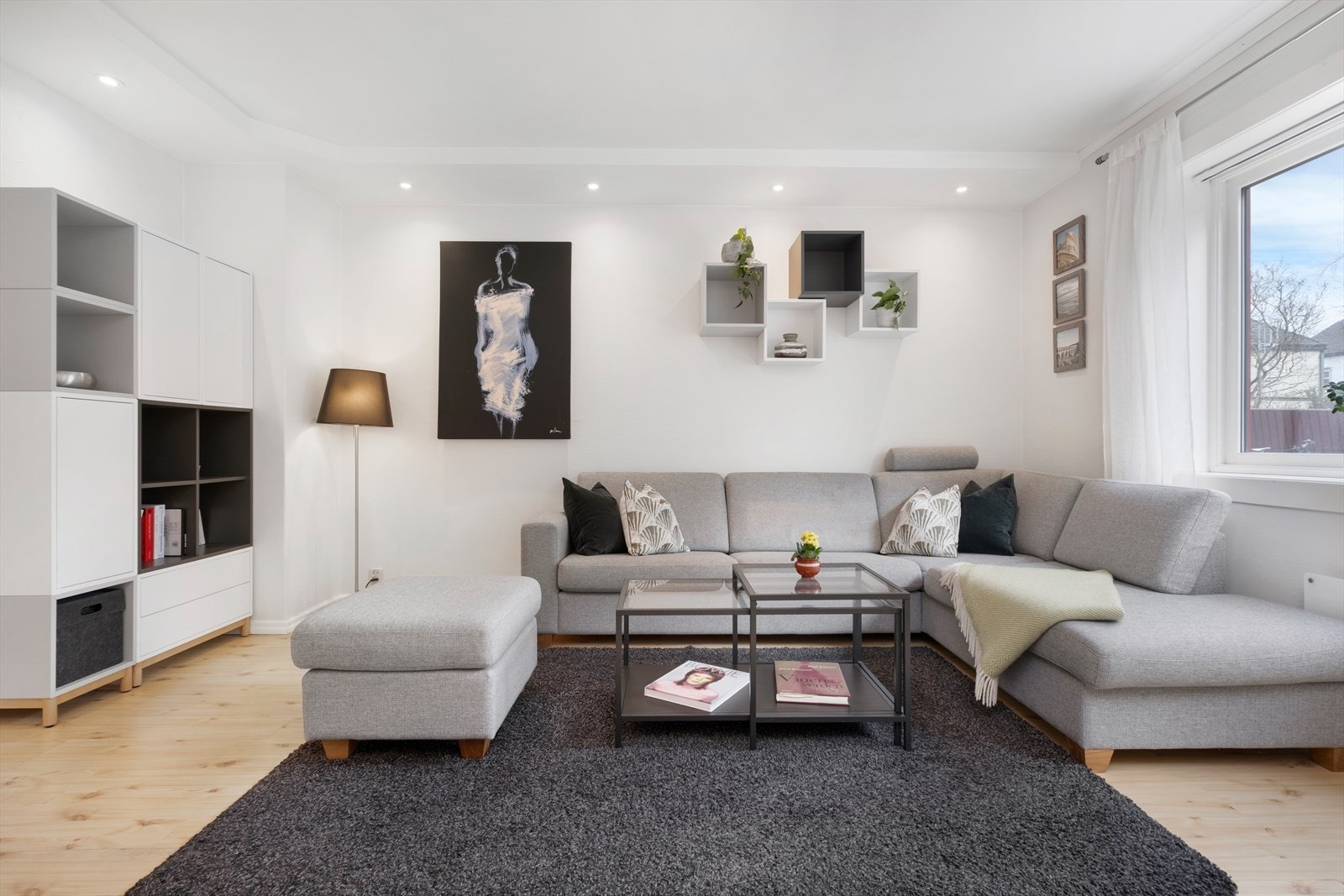 Leiligheten byr på en delvis åpen stue- og kjøkkenløsning, et romslig soverom, et pent flislagt bad samt en gang og entre. Galleribilde