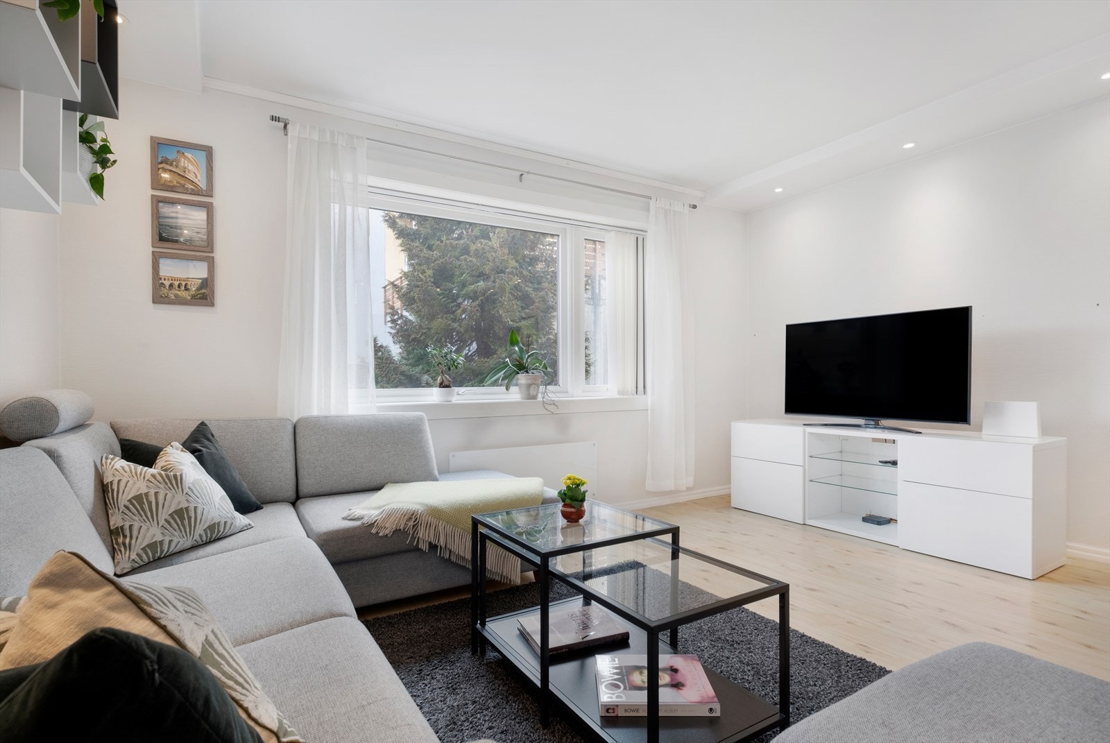 Stuen er på romslige 20,6m² med rikelig lysinnslipp fra store og flotte vindusflater. Vinduet i stuen ble byttet i 2013. Galleribilde