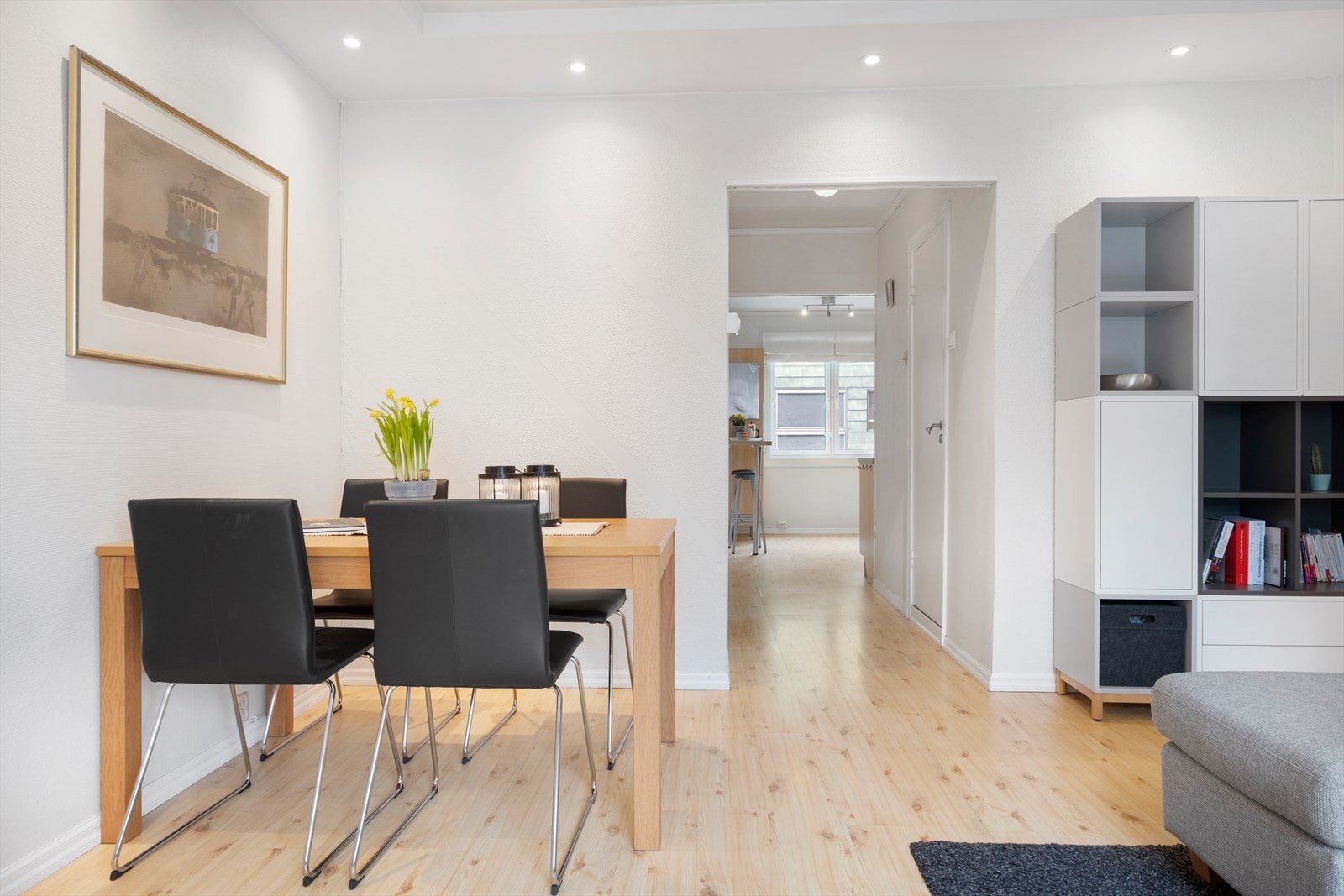 Leiligheten har en delvis åpen løsning mellom stue og kjøkken på totalt 30,4m². Galleribilde