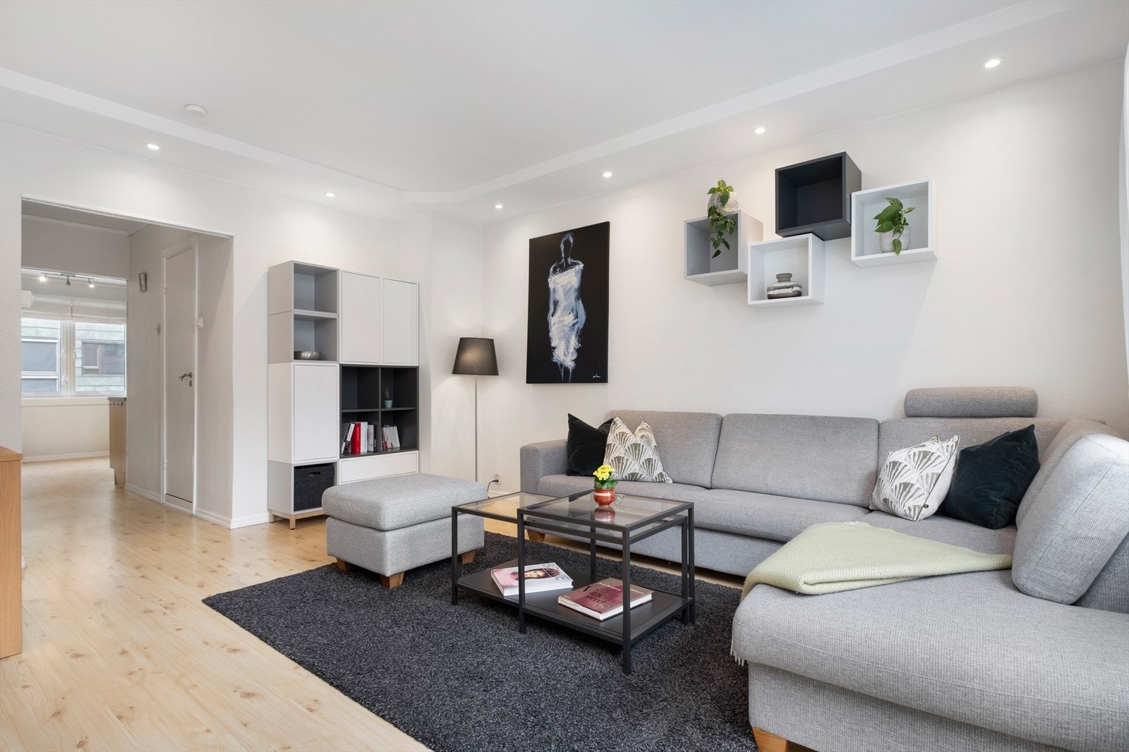 Stuen ble oppgradert i 2015 med lekkert spotlys i taket. Galleribilde