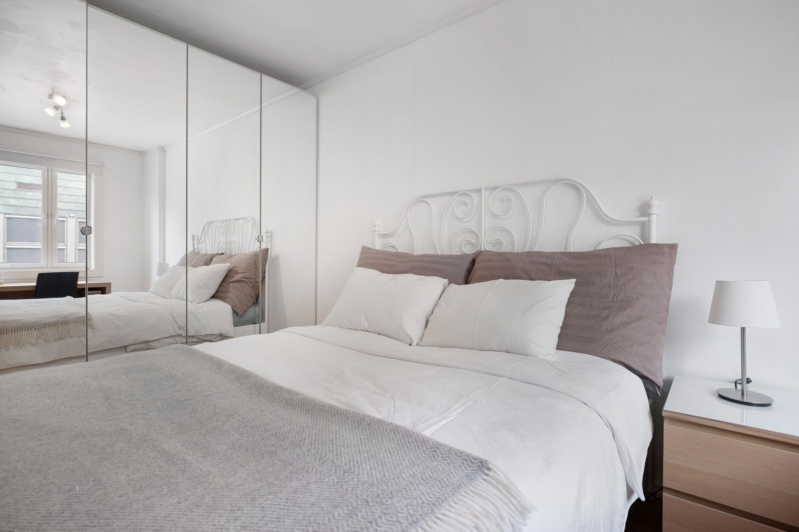 Her får du godt med oppbevaringsplass i et stort innebygd garderobeskap som medfølger leiligheten. Galleribilde