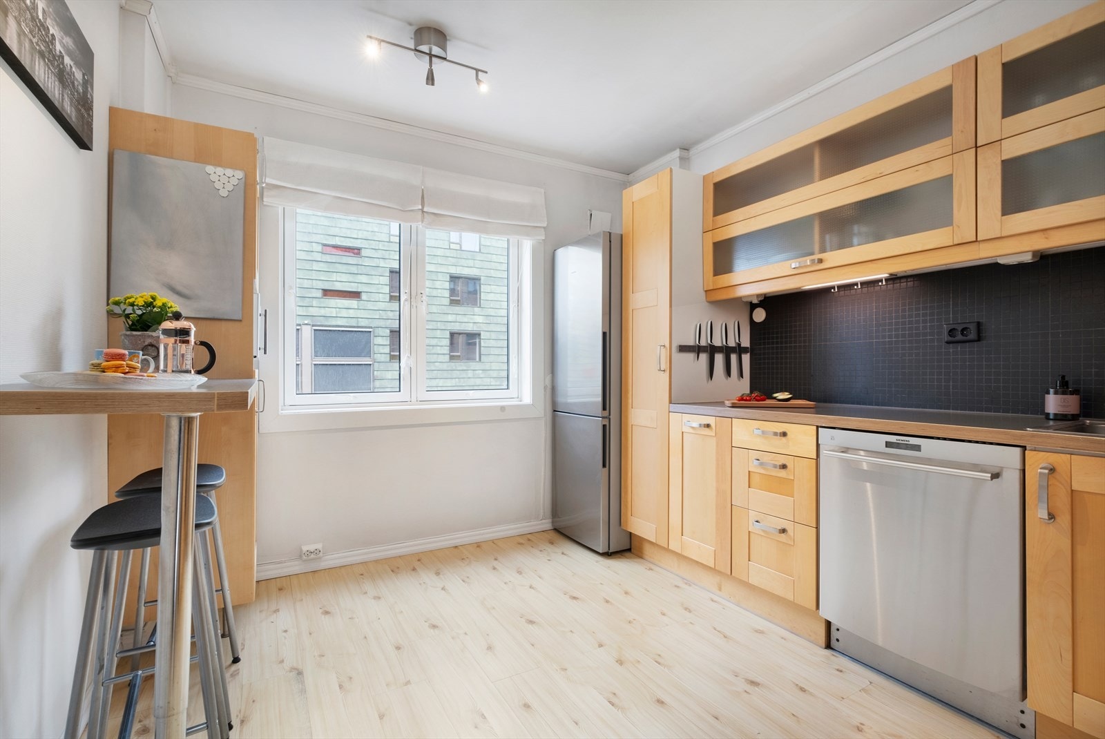 Kjøkkenet er på 9,8m². Kjøkkenet ble oppusset i 2013 og at vinduene her ble byttet i 2006. Galleribilde