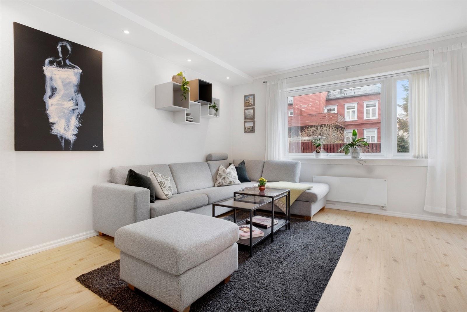 Velkommen til Innherredsveien 11 - En lys og sentral 2-romsleilighet med attraktiv beliggenhet i et av Trondheims mest populære områder - Møllenberg, rett ved Solsiden. Galleribilde