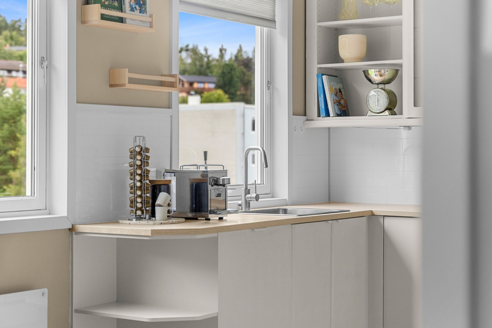 I tillegg ble det skiftet fra panel til gips på vegg og følgelig malt alle overflater, samt at gulvet er skiftet. Galleribilde