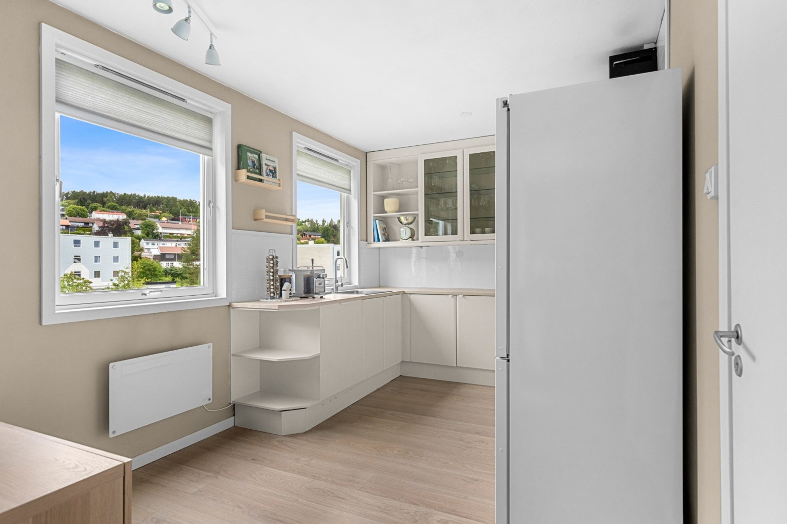 Kjøkkenrom på 12,1 kvm med to store vindusflater som bidrar til rikelig med naturlig innlys. Galleribilde