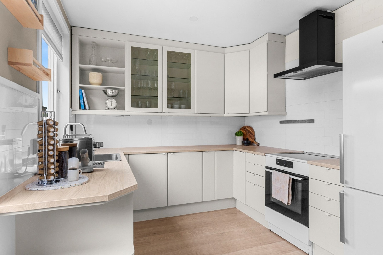 Innredningen er opprinnelig fra 2006, men er blitt modernisert med malte fronter, skiftet håndtak, ny benkeplate og ny vask/blandebatteri. Galleribilde