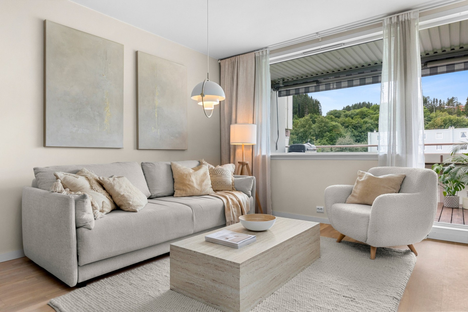 Her er det plass til både sofaseksjon med tilhørende møblement og spisebordsone. Galleribilde