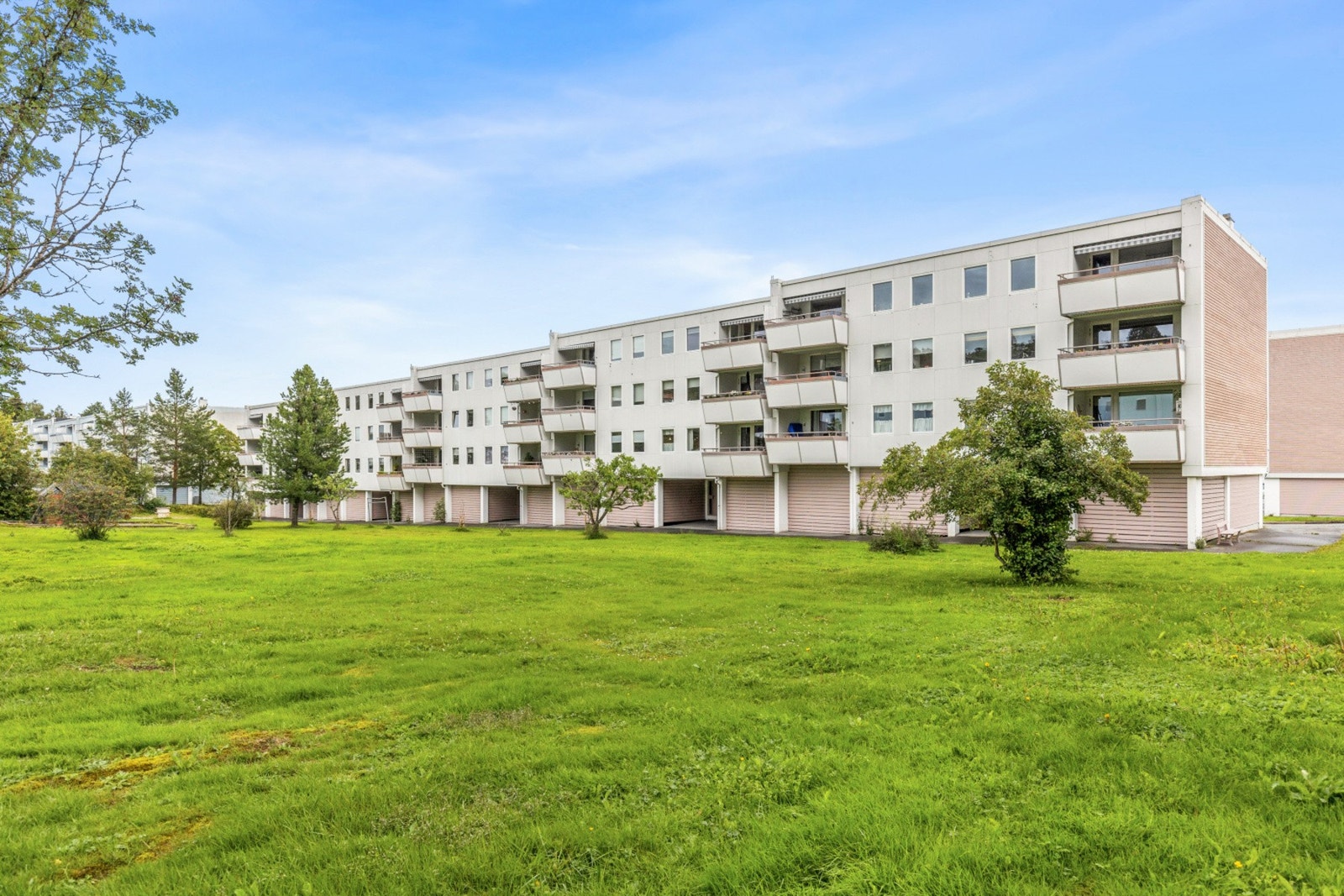 Fasade/grøntareal. Galleribilde