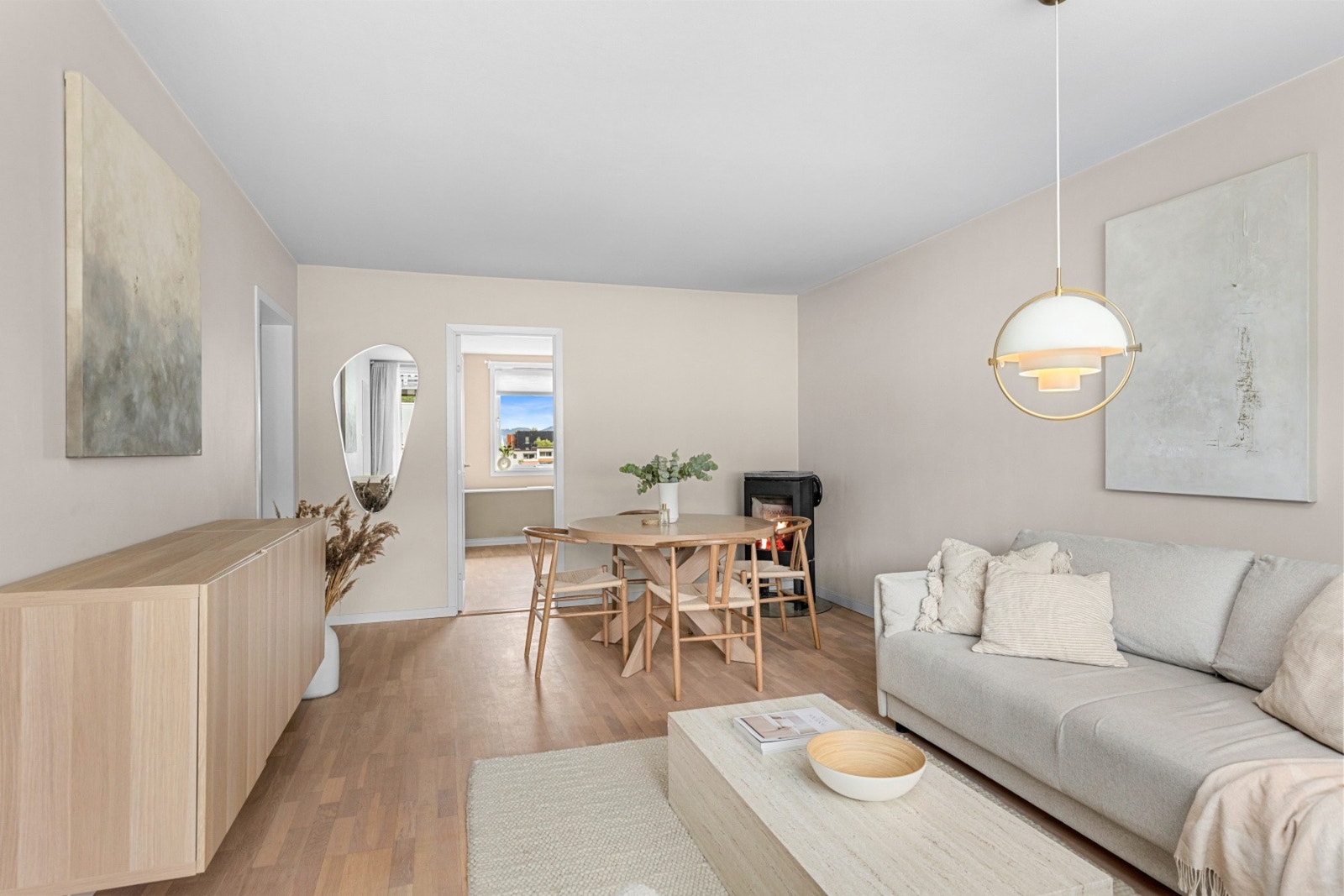 Romslig stue malt i tidsriktige farger som setter et moderne preg i leiligheten. Alle gulv er pusset og lakket i 2024. Galleribilde