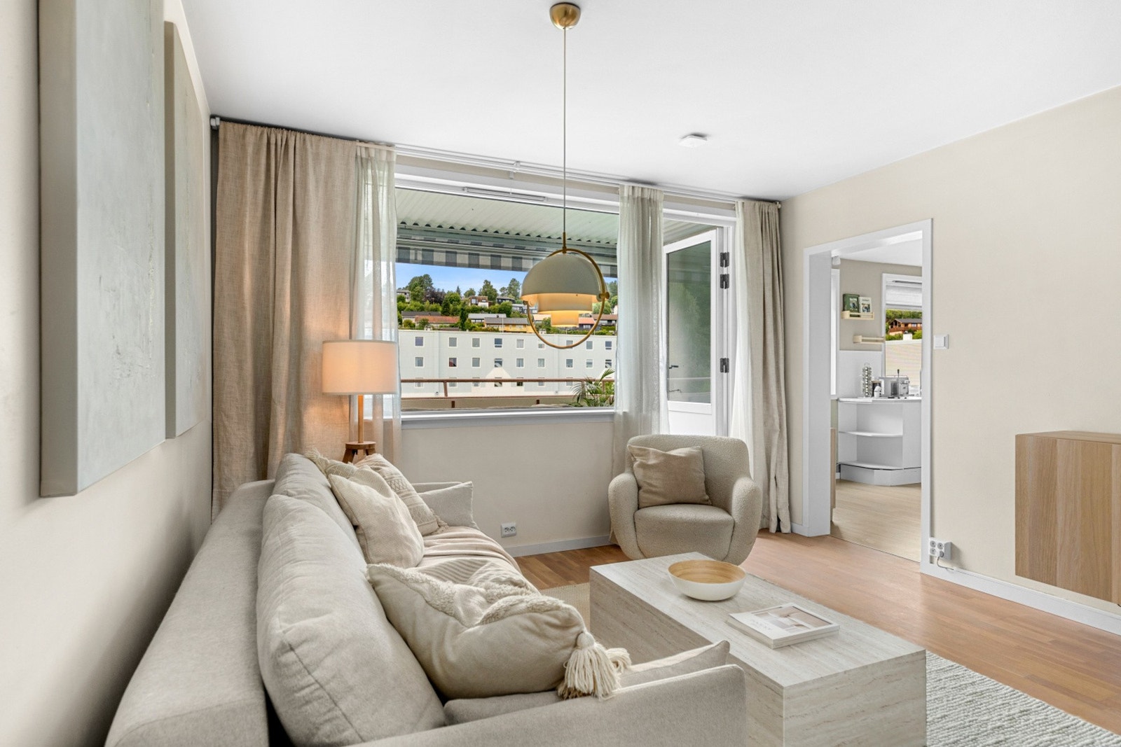 Fra stuen er det direkte utgang til en vestvendt balkong på 9,2 kvm. Galleribilde