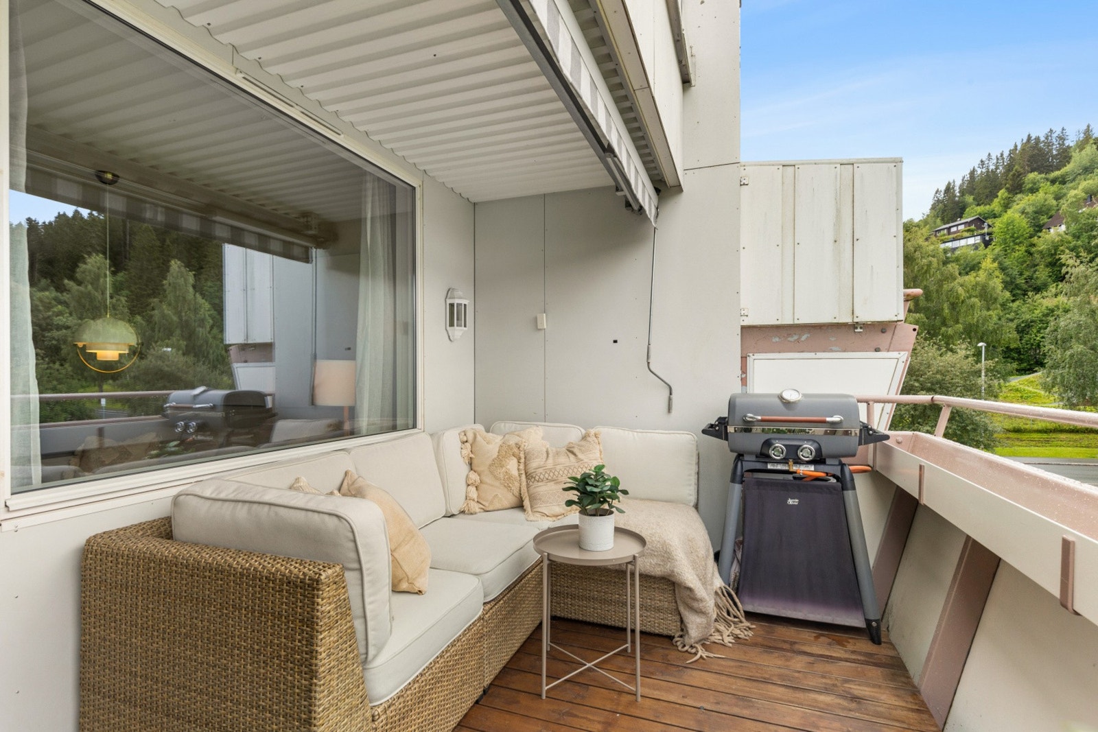 Her er det plass til sittegruppe og grill. Terrassebordene ble beiset i 2024. Fastmontert markise medfølger. Galleribilde