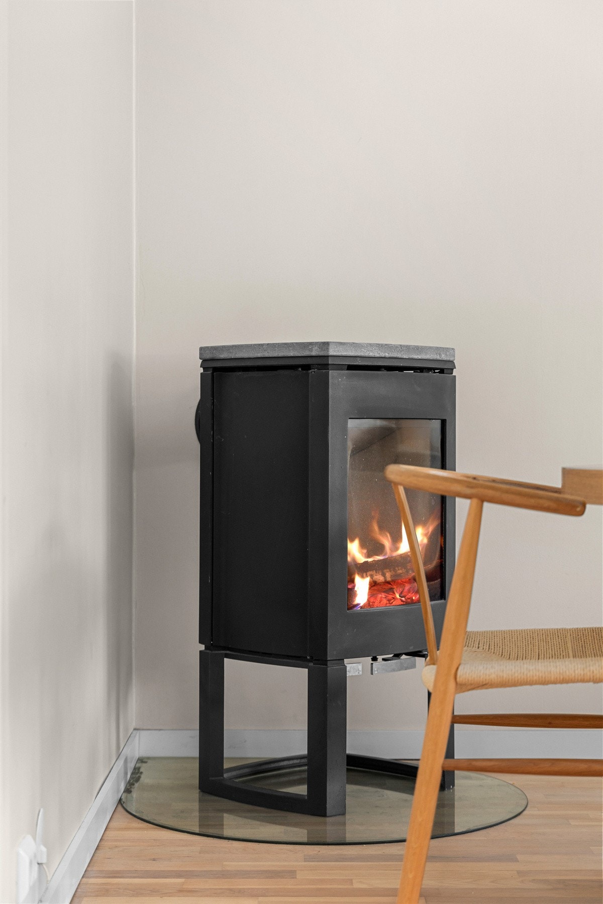 Av oppvarming i leiligheten er det panelovner, gulvvarme på bad og en velfungerende vedovn i stuen. Galleribilde