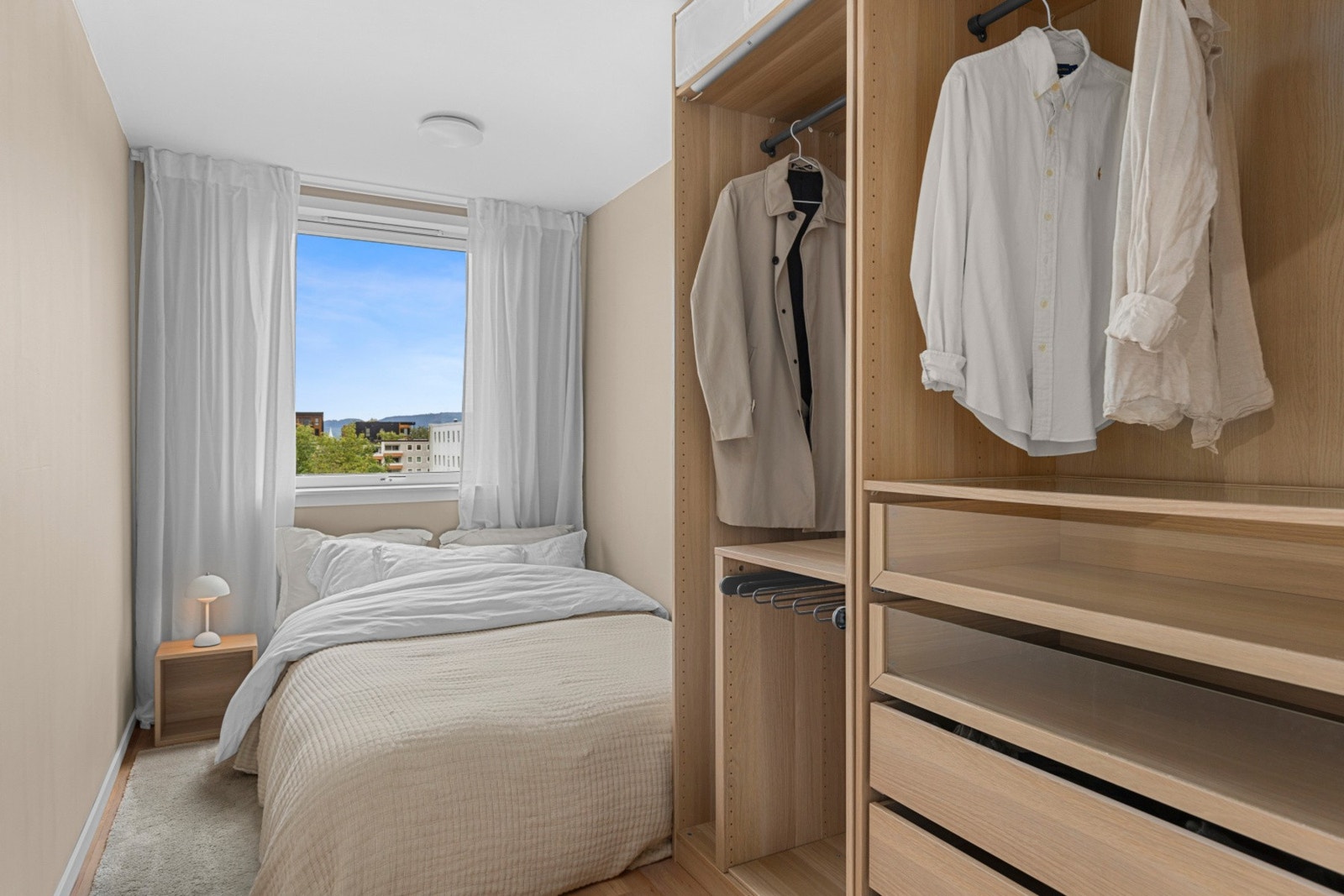 Det mellomste soverommet er på 8,1 kvm og er utstyrt med et garderobeskap fra IKEA (PAX). Galleribilde