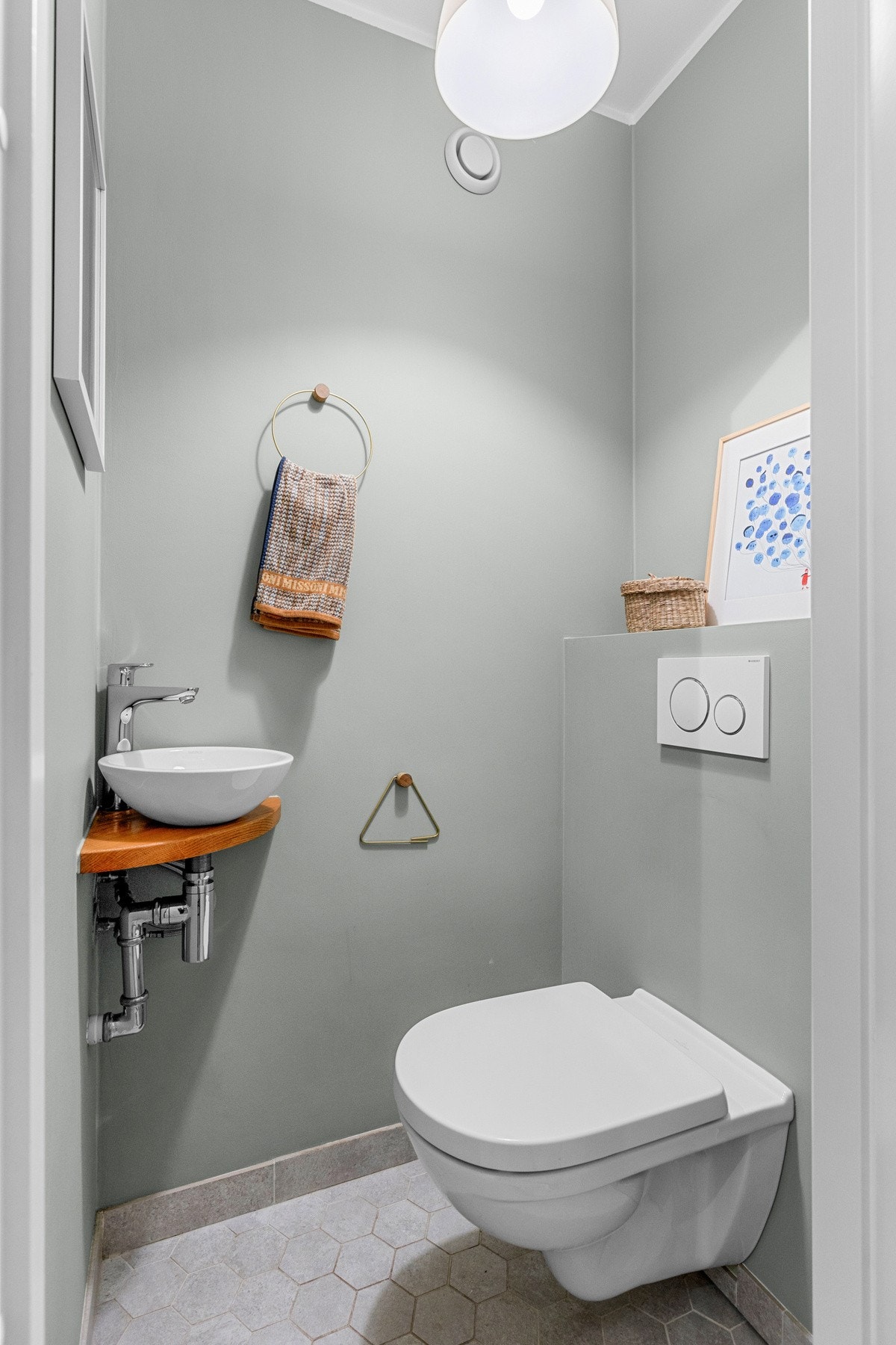 Separat toalettrom med servant. Termostat for varmekabler er blitt skiftet på både bad og WC. Galleribilde