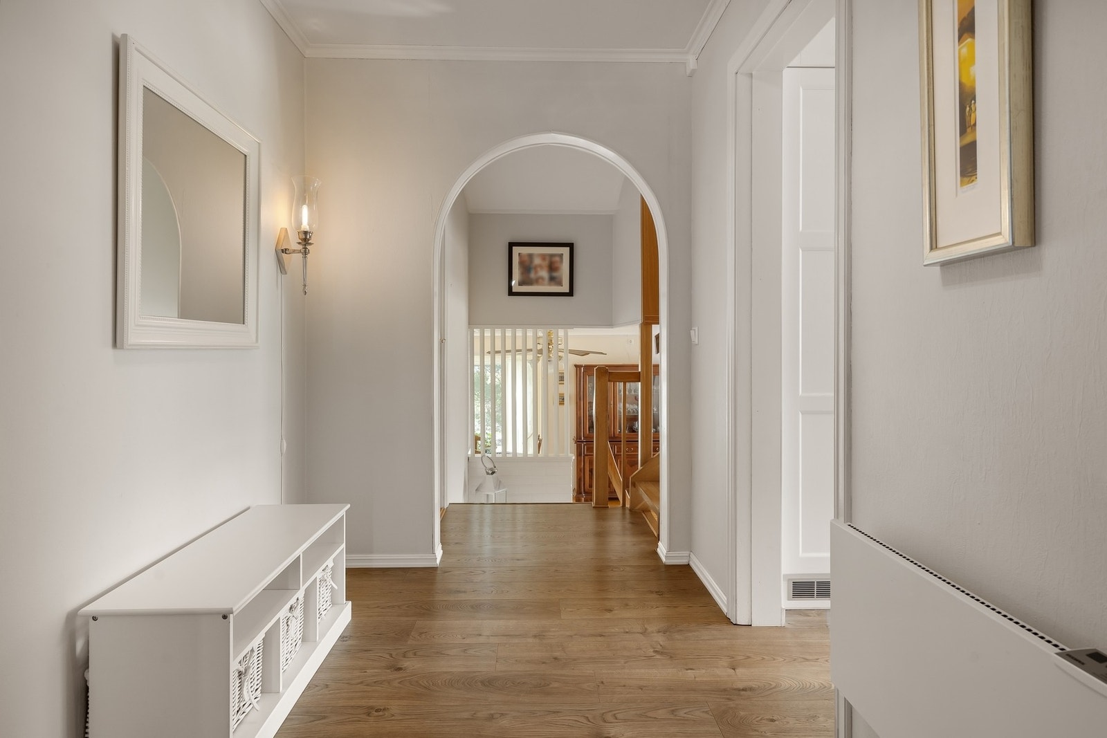 Kjøkkenet ligger en halvetasje opp fra stuen. Galleribilde