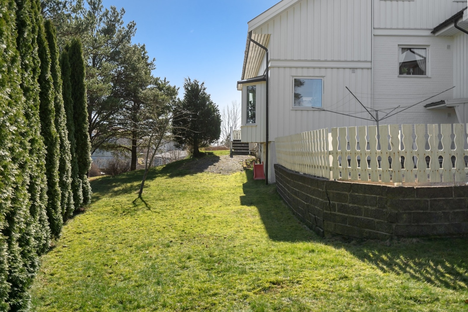 Tomten er på over ett mål og har god plass til lek og rekreasjon for hele familien. Galleribilde