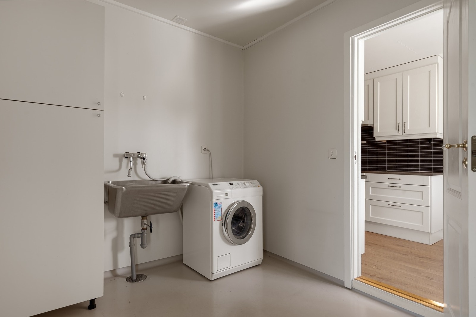 Vaskerommet ligger på innsiden av kjøkkenet. Galleribilde