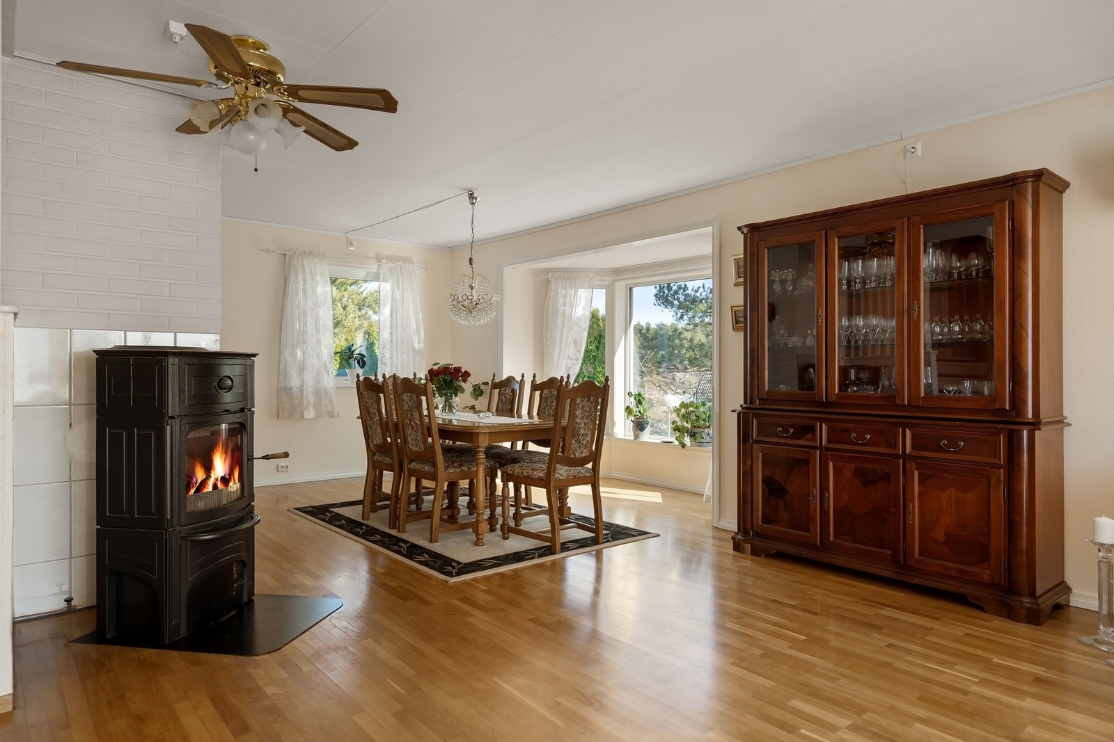 God plass til en romslig spisestue. Det er både vedovn og varmepumpe i stuen. Galleribilde